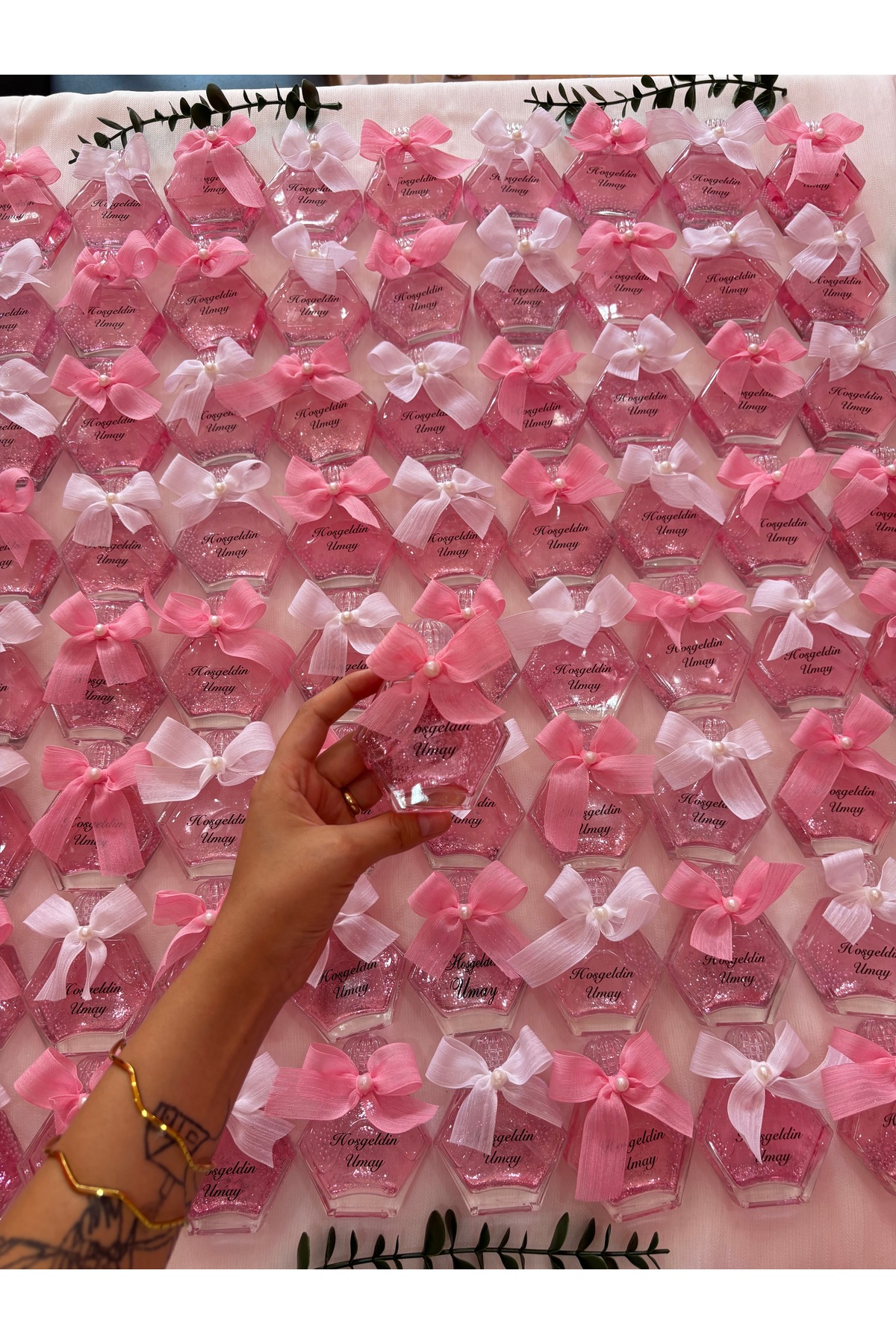 Home Altıgen şişe bebek hediyeliği kolonya çeşitleri vardır istediğiniz kokuda sim inci dahil 30 Adet fotoğrafı 3 (önizleme)