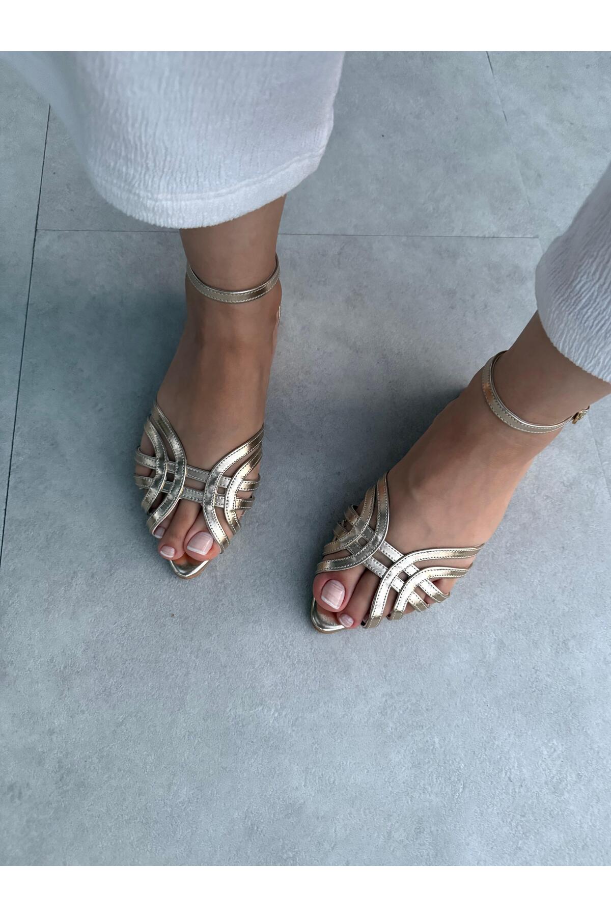 Elvinin Tarzı  Selly Gold Renk Bilekten Bağlamalı Alçak Topuklu Terlik - Görsel 4