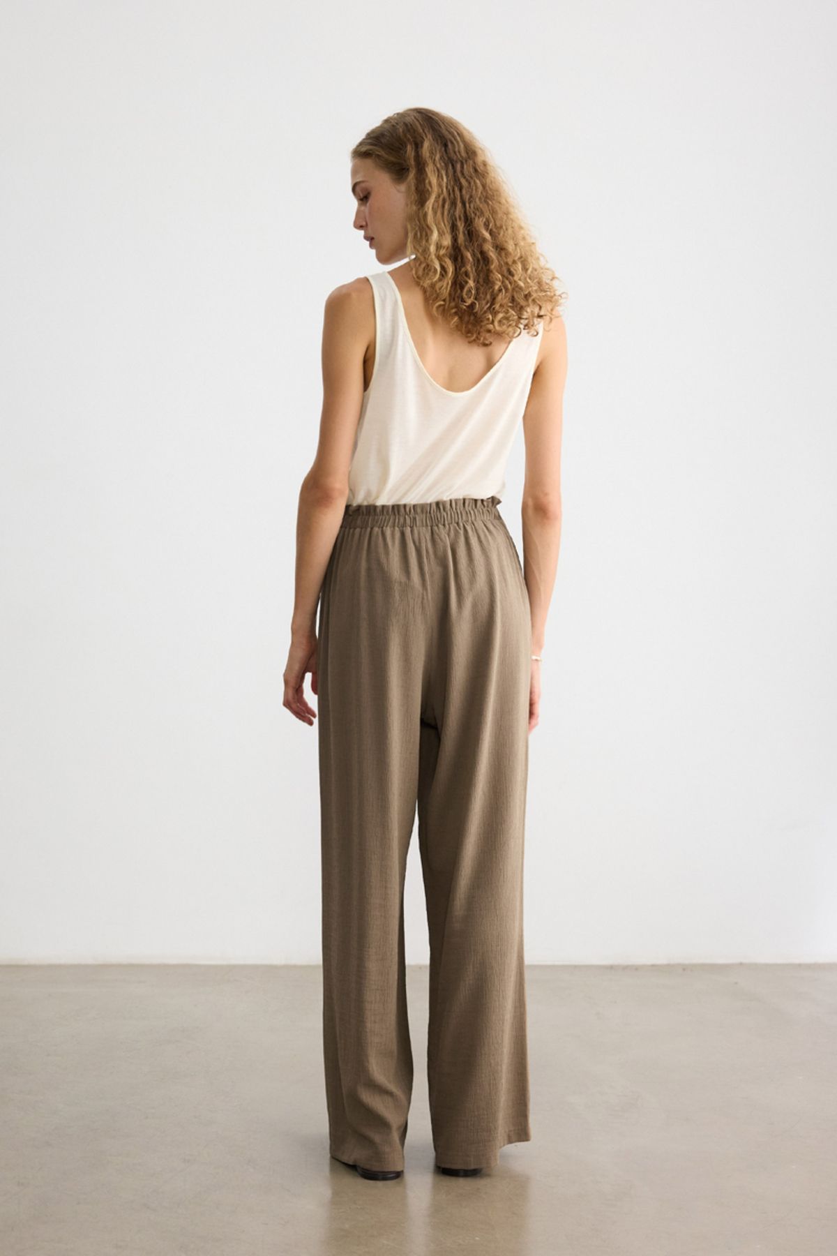 BE BLUE-Ash Khaki Crinkle Pants with Elastic Waist Detail 7