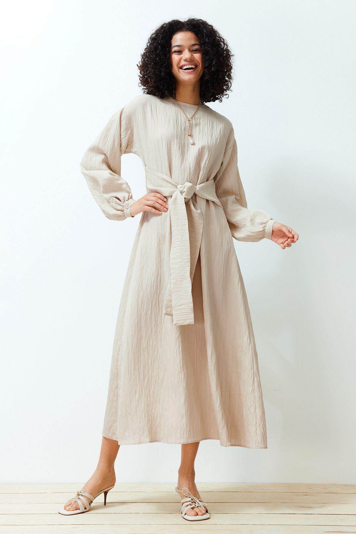 Trendyol Modest Béžové tkané šaty s prednou kravatou bez podšívky TCTSS24EB00131