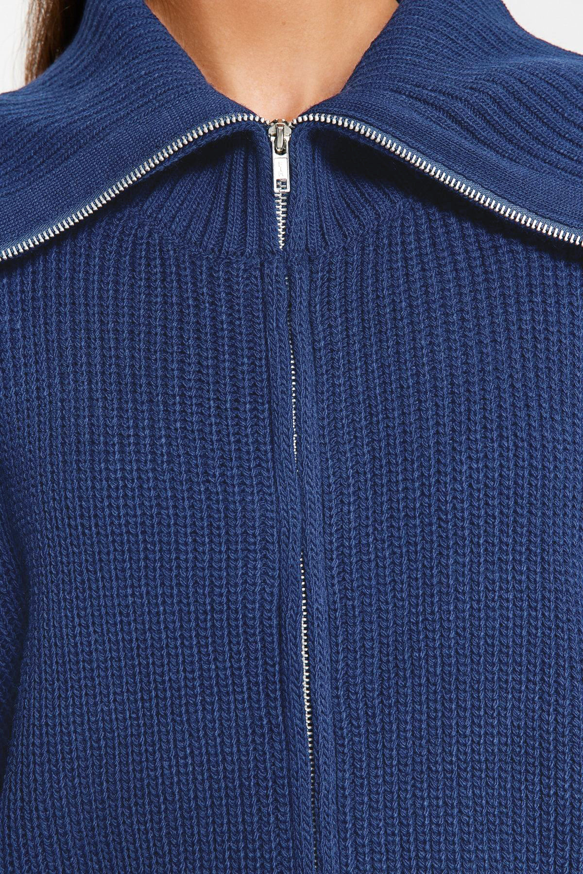 Trendyolmilla  Indigo Geniş Kalıp Devrik Yaka Fermuarlı Triko Hırka TWOAW24HI00072 - Görsel 5