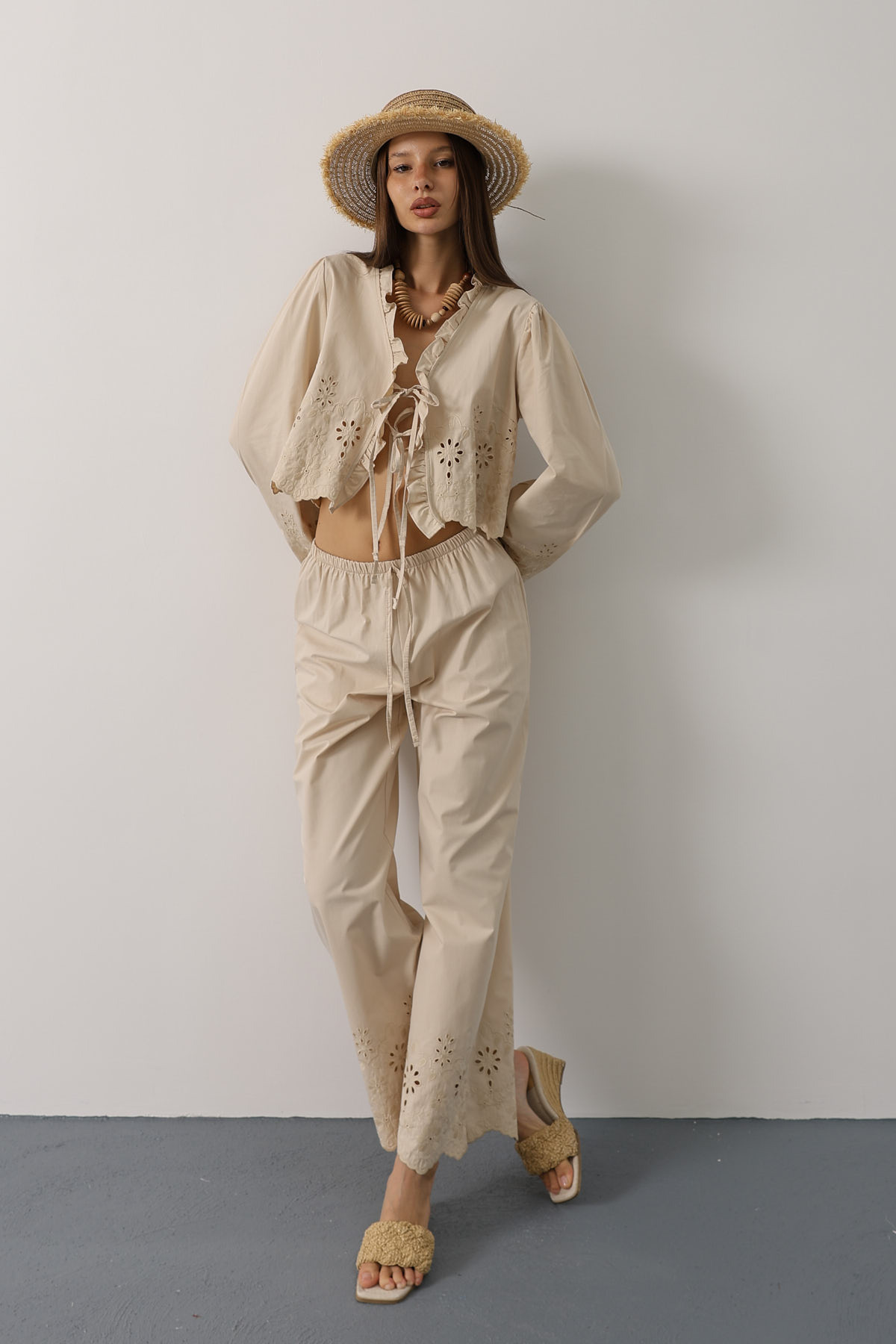 Trendyolmilla  Taş %100 Pamuk Poplin Paça Detaylı Pantolon TWOSS25PL00133