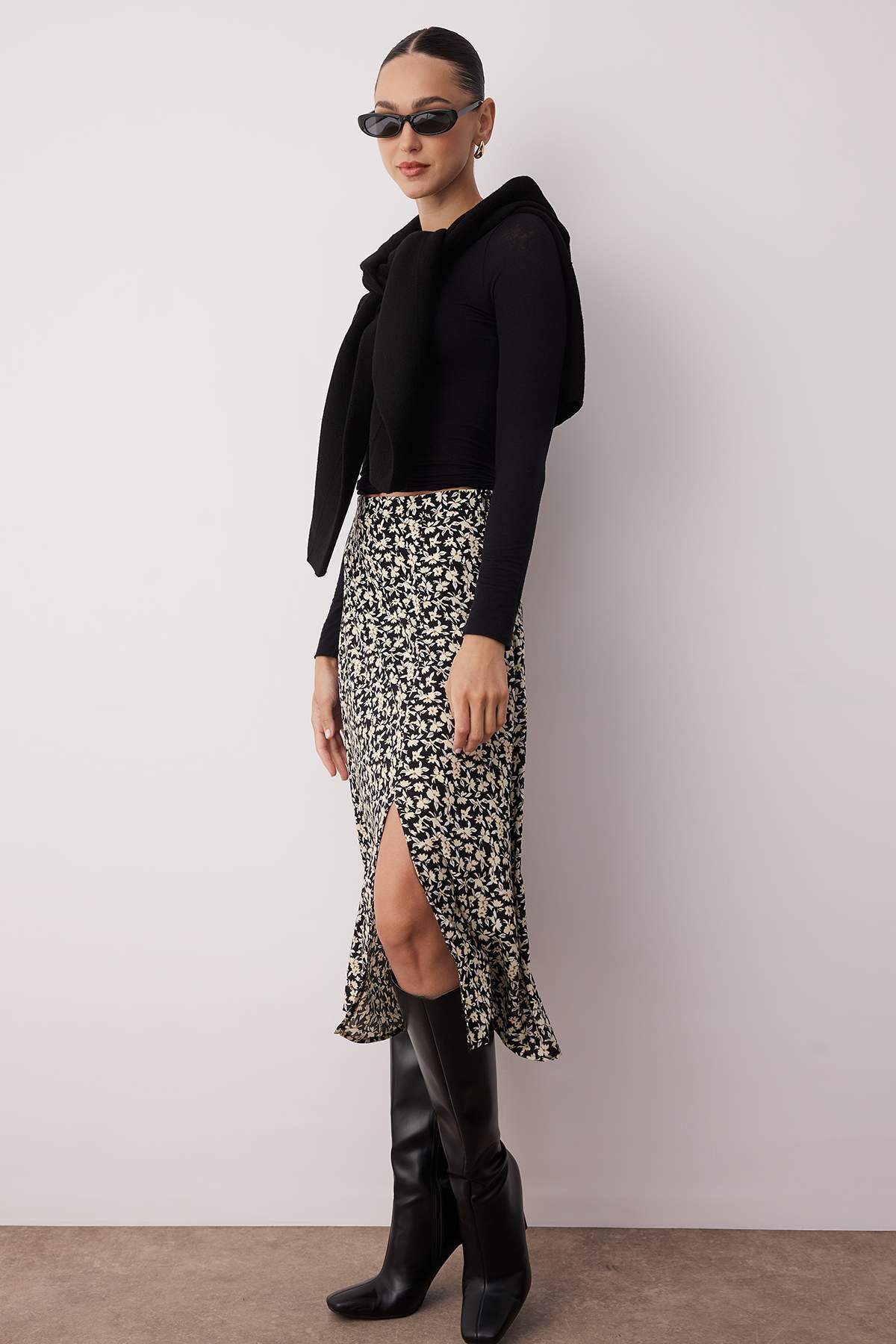 Trendyolmilla  Siyah Yırtmaç Detaylı Çiçek Desenli Viskon Kumaşlı Midi Dokuma Etek TWOSS20ET0230 - Görsel 3