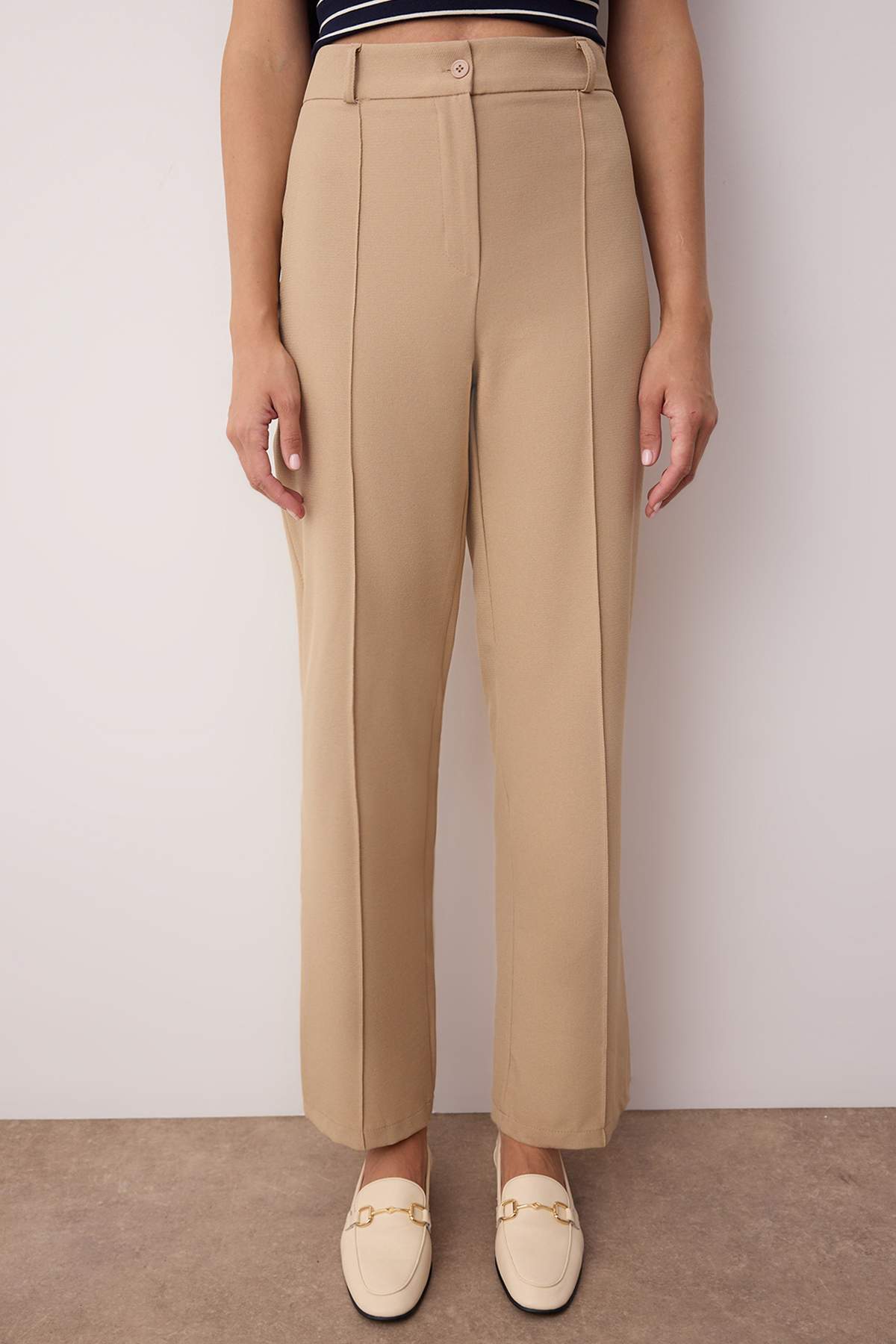 Trendyol Collection-Hellbraune gerade/gerade geschnittene Hose mit hoher Taille und gerippten Nähten aus Webstoff TWOSS21PL0093 3