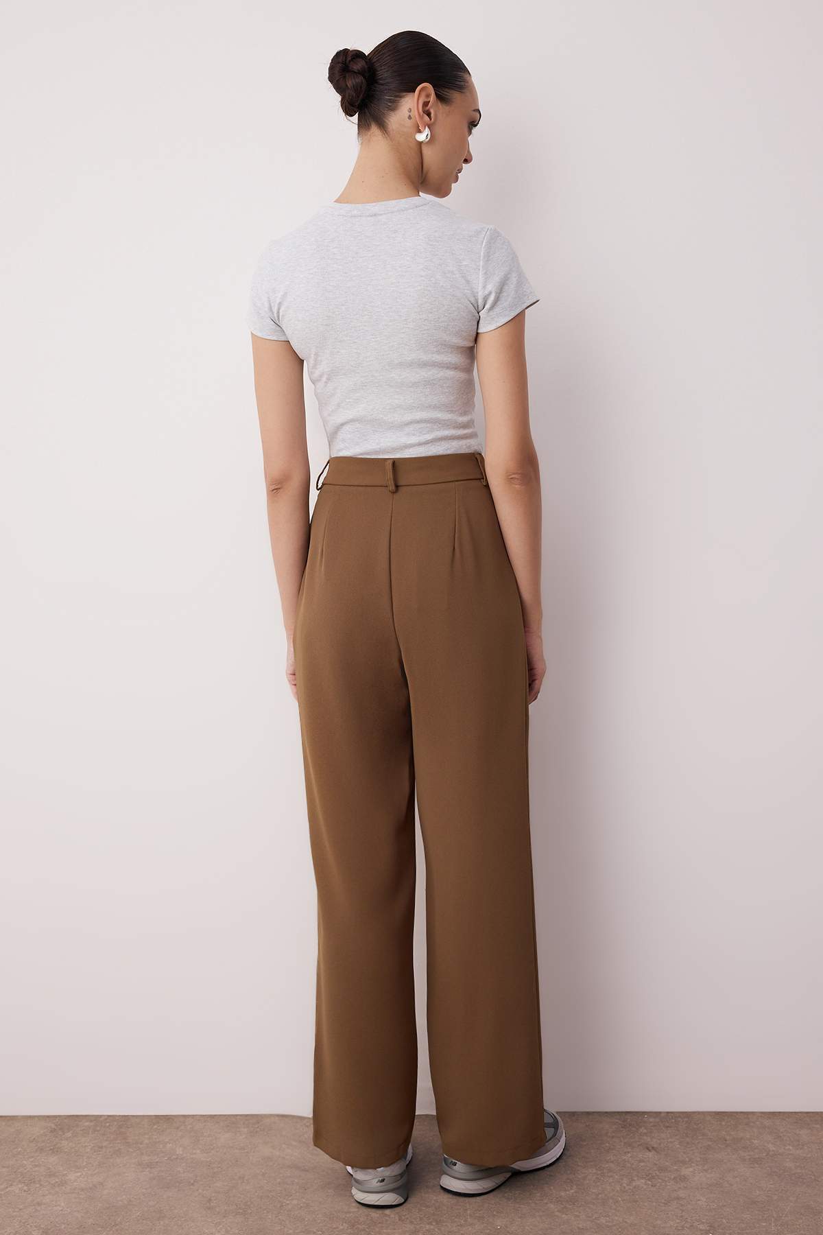 Trendyol Collection Khakifarbene Hose aus gewebtem Stoff mit weitem Bein/weitem Bein TWOAW22PL0263 Palazzo