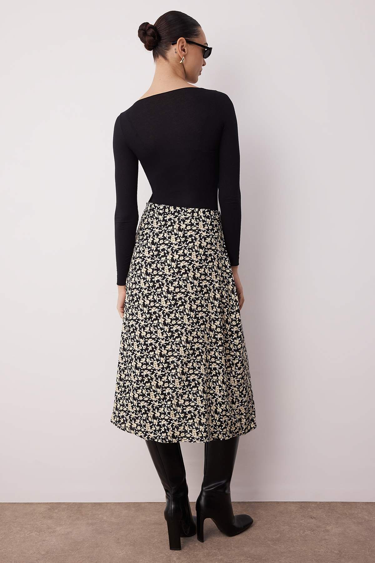 Trendyolmilla  Siyah Yırtmaç Detaylı Çiçek Desenli Viskon Kumaşlı Midi Dokuma Etek TWOSS20ET0230 - Görsel 5
