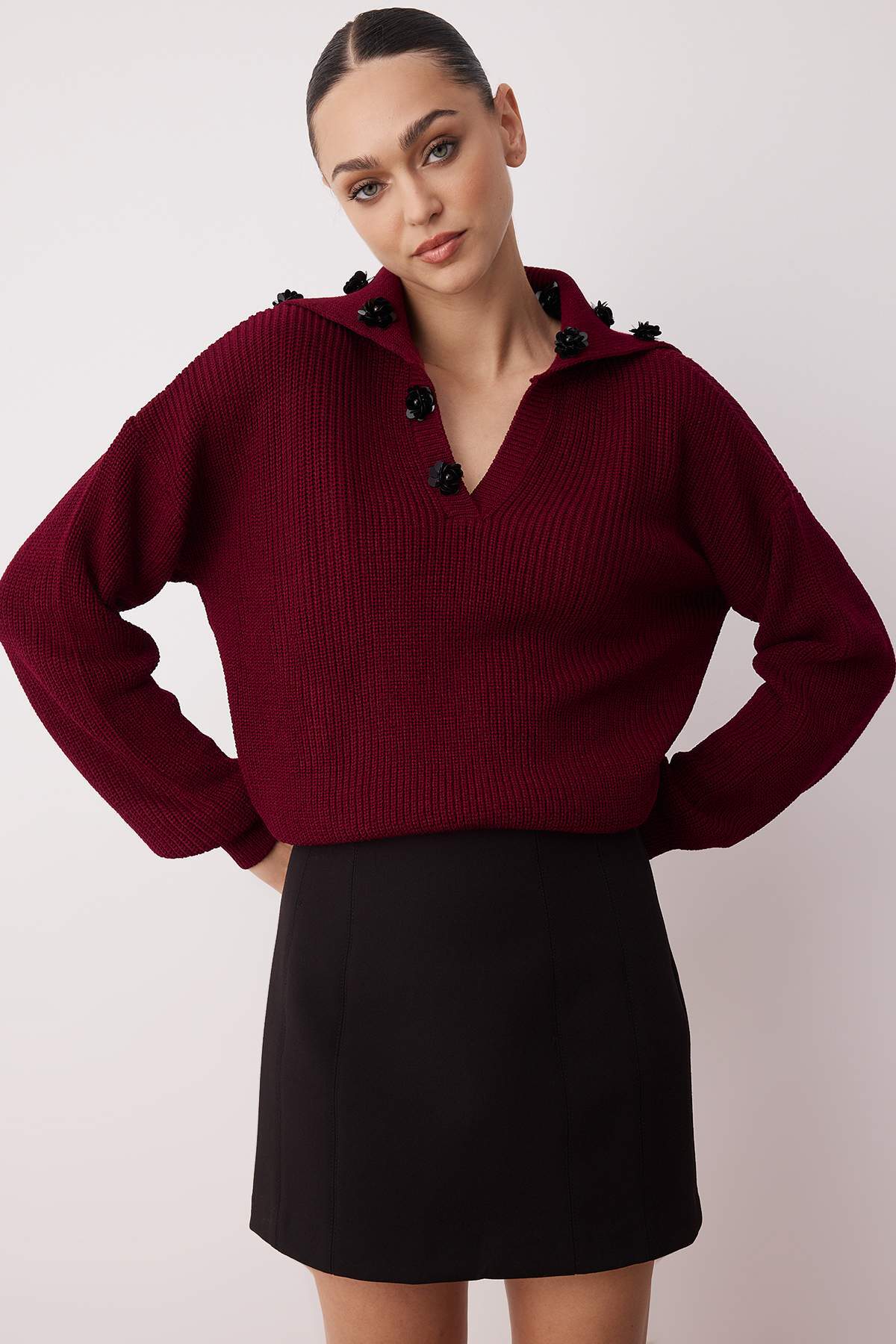 Trendyolmilla  Bordo Devrik Yaka Gül Aksesuar Detaylı Triko Kazak TWOAW26KZ00133