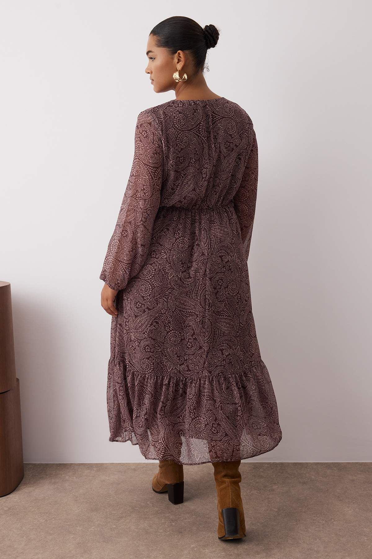 Trendyol Curve-Mehrfarbiges, schalkariertes Chiffon-Midi-Webkleid in Übergröße TBBAW26AH00030 4