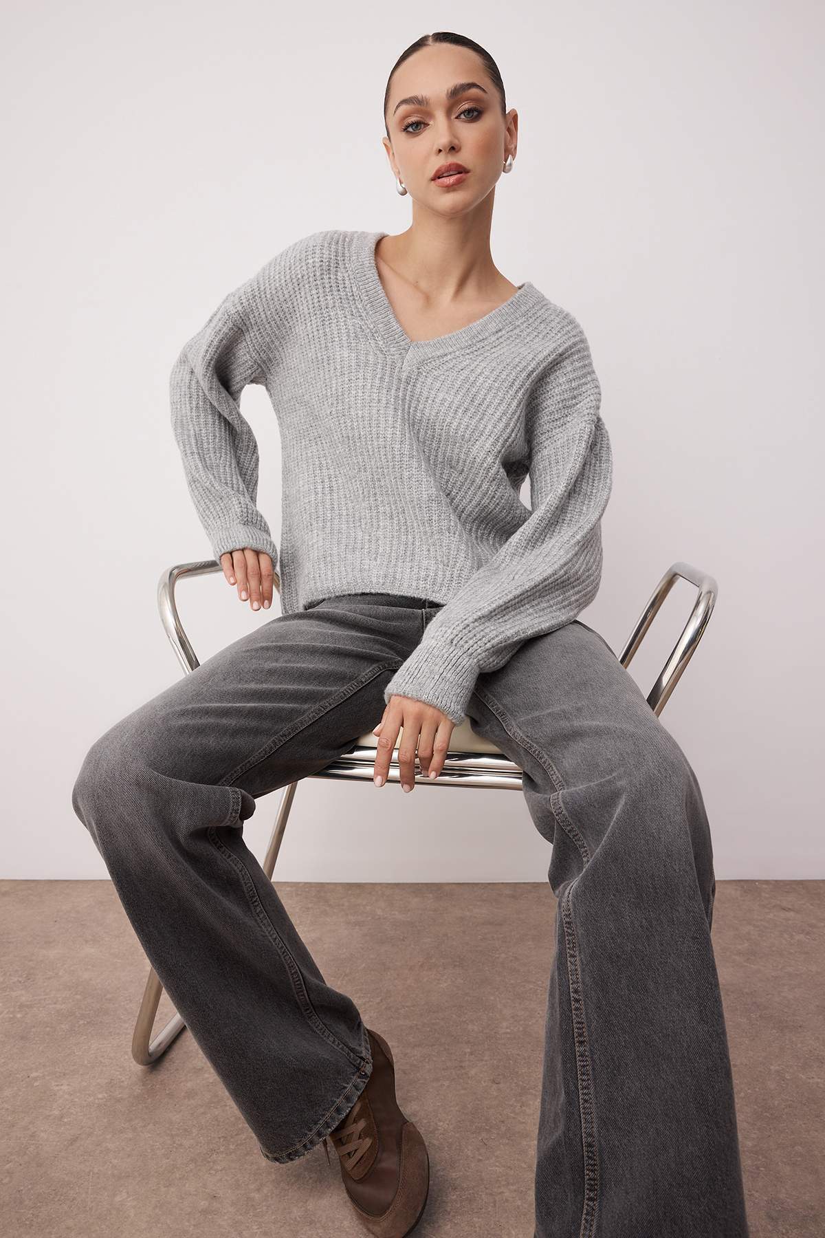 Trendyolmilla  Gri Yumuşak Dokulu Geniş Kalıp Basic Triko Kazak TWOAW26KZ00092 - Görsel 2