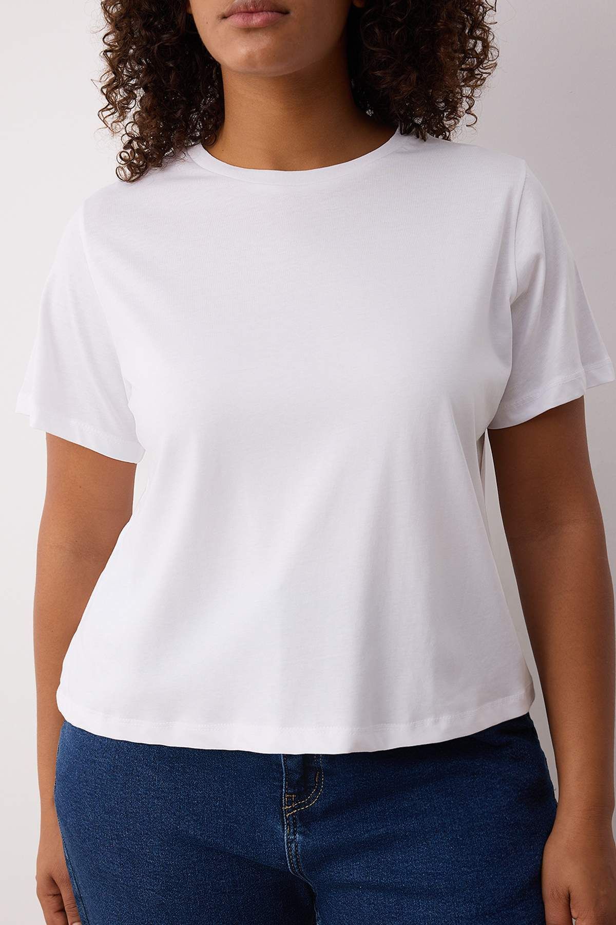 Trendyol Curve-Bílé tričko Regular Fit Crop Plus Size TBBSS25BF00061 3
