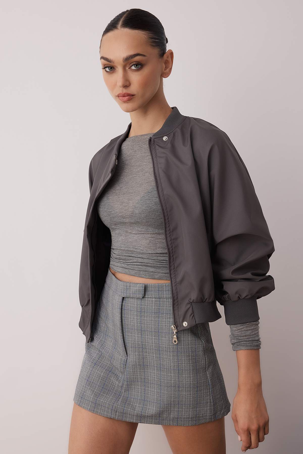 Trendyolmilla  Gri Ekose Mini Dokuma Etek Görünümlü Şort TWOAW25SR00044 - Görsel 2