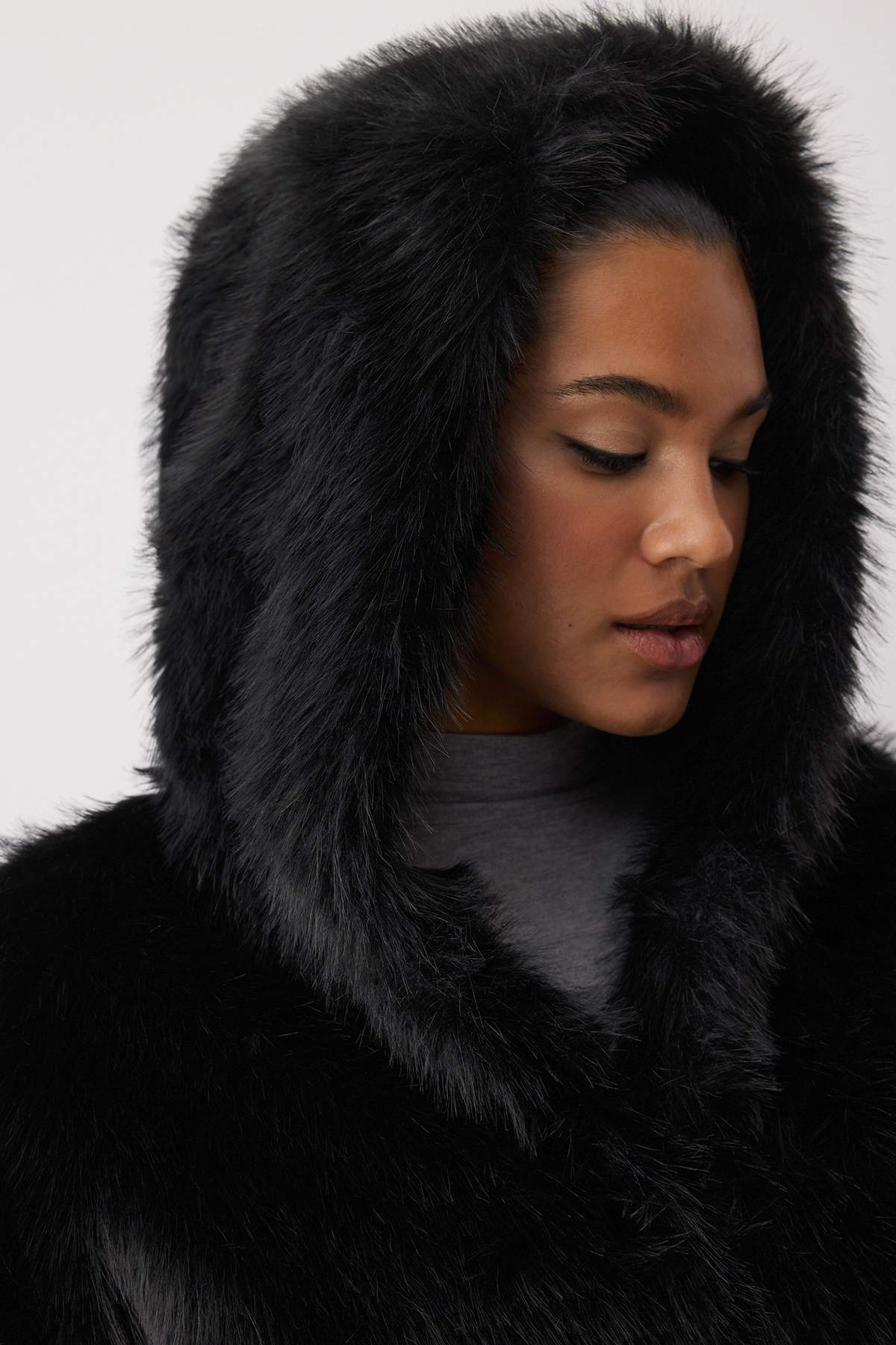 Trendyol Curve Czarny oversize'owy płaszcz futrzany z kapturem plus size TWOAW26AW00000