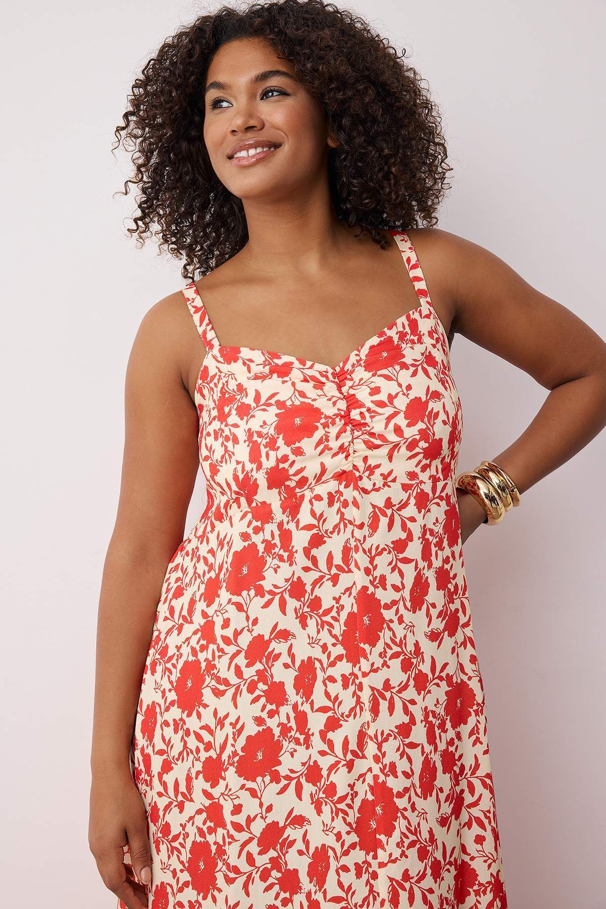 Trendyol Curve-Rosa geblümtes Midi-Webkleid in Übergröße TBBSS25AH00228 2