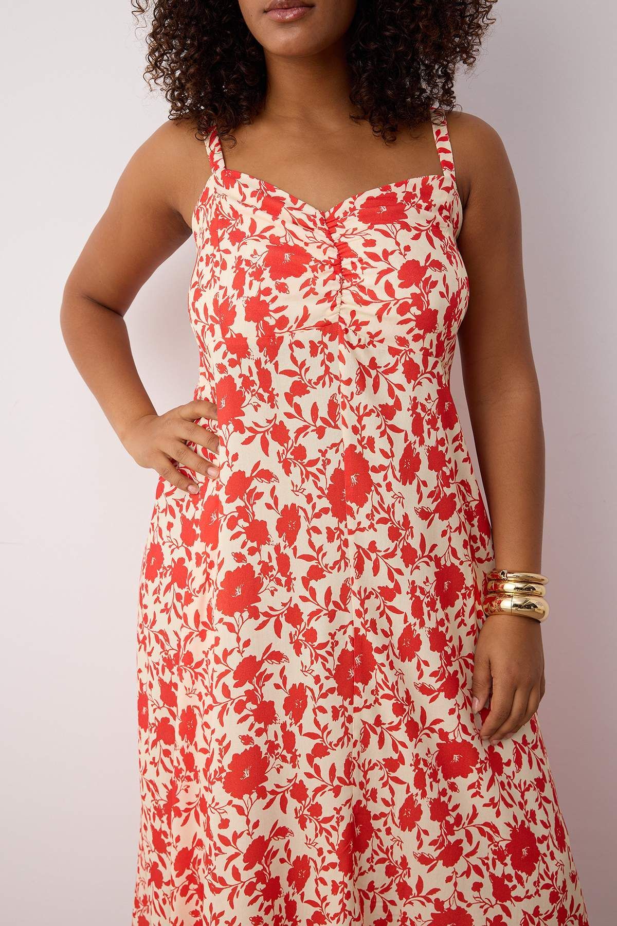 Trendyol Curve-Rosa geblümtes Midi-Webkleid in Übergröße TBBSS25AH00228 3