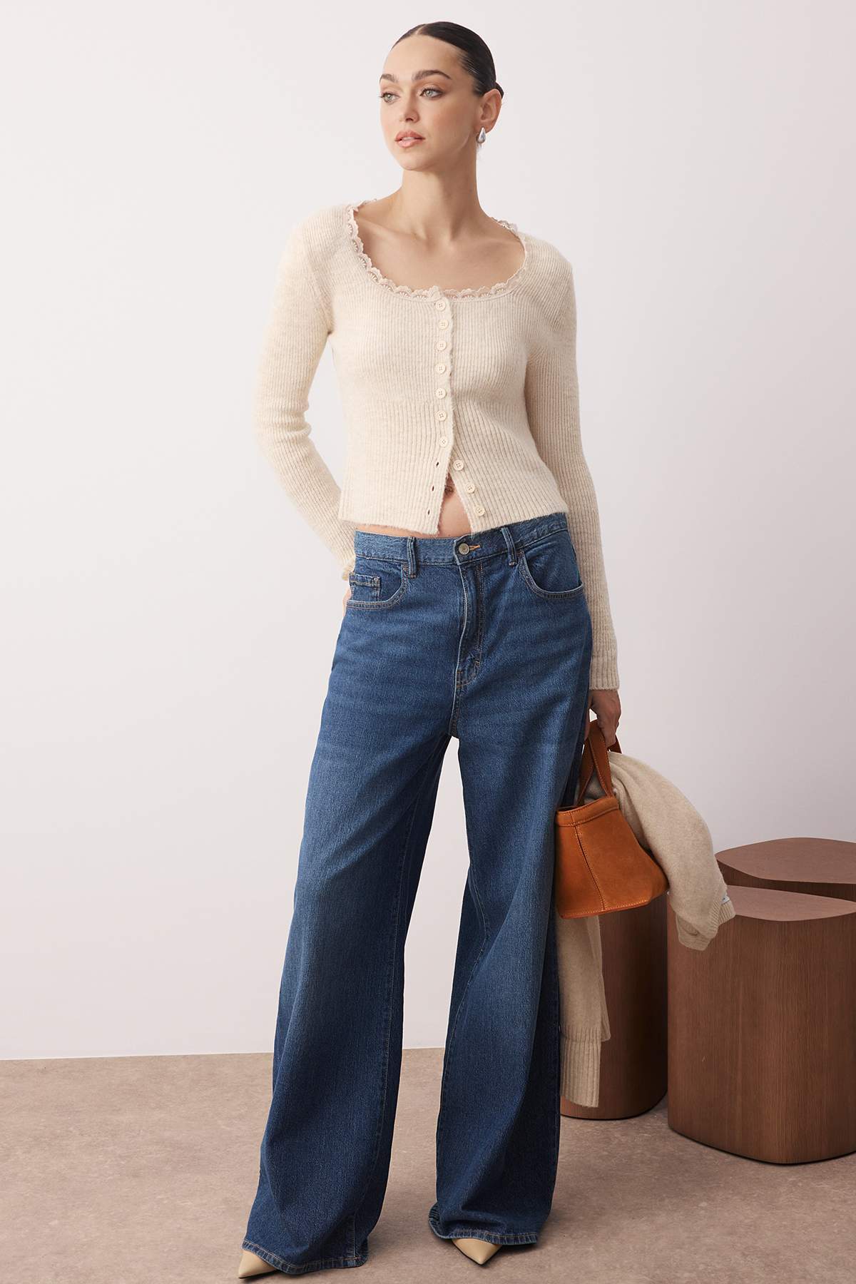 Trendyolmilla  Taş Crop Dantel Garnili Kare Yaka Yumuşak Dokulu Fitted/Vücudu Saran Triko Hırka TWOAW26HI00061 - Görsel 3