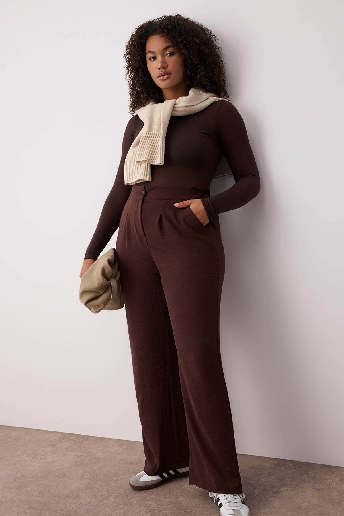 Trendyolmilla  Kahverengi Mevsimlik Lastikli Yüksek Bel Pileli Wide Leg Dokuma Pantolon TBBSS22PL0448 - Görsel 2