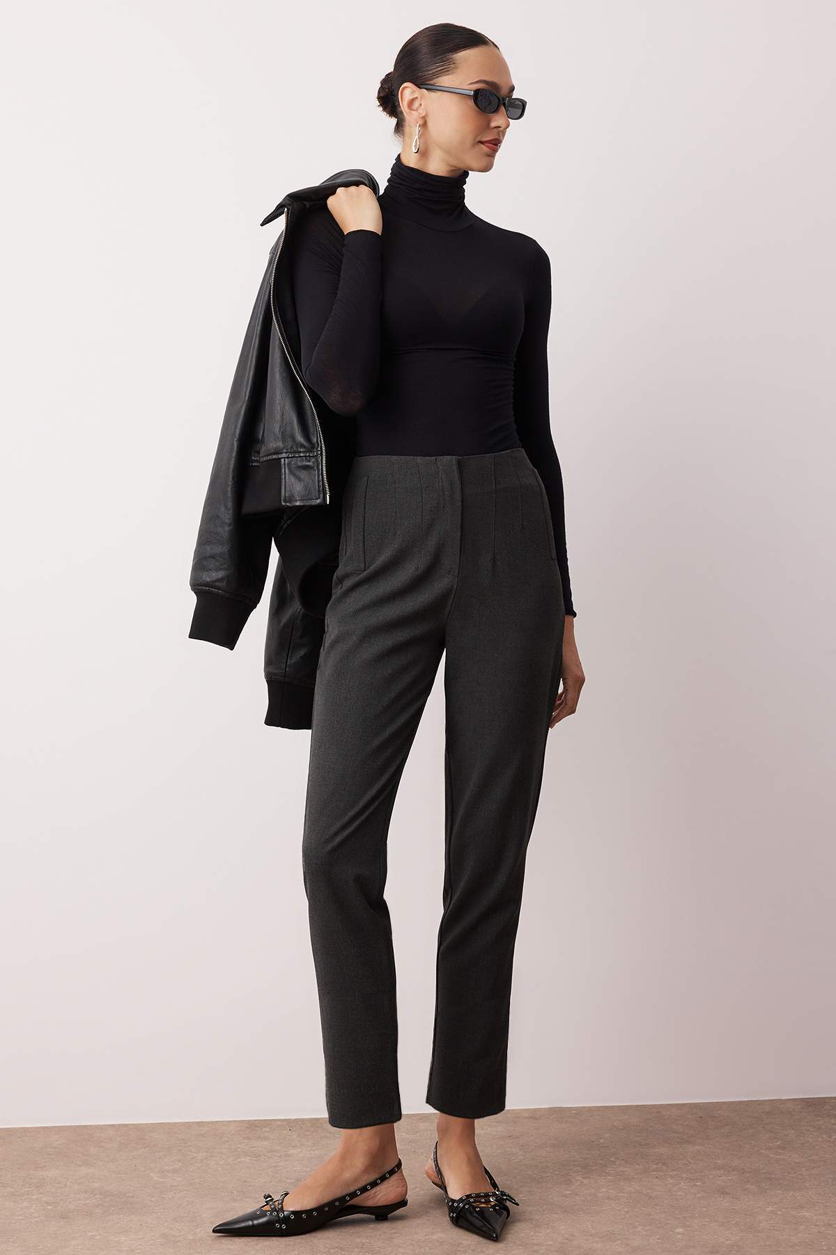 Trendyolmilla  Antrasit Cigarette Kalıp Pensli Yüksek Bel Bilek Boy Dokuma Pantolon TWOAW26PL00014 - Görsel 2