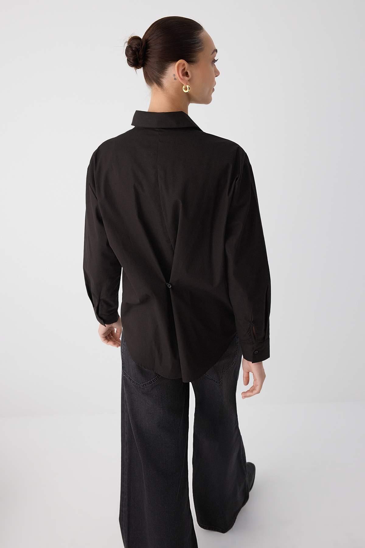 Trendyolmilla  Wardrobe Essentials Siyah Arkası Düğme Detaylı Ayarlanabilir Oversize Gömlek | TWOAW26GO00009