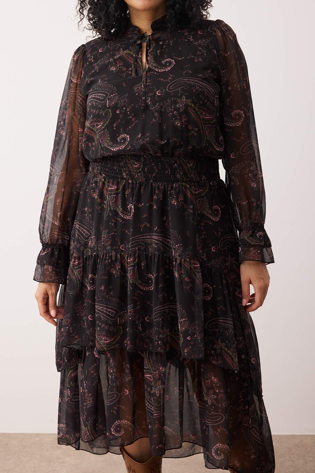 Trendyol Curve Mehrfarbiges Neckholder-Schal-Muster, Chiffon, gewebt, Winterkleid in Übergröße TBBAW26AH00032