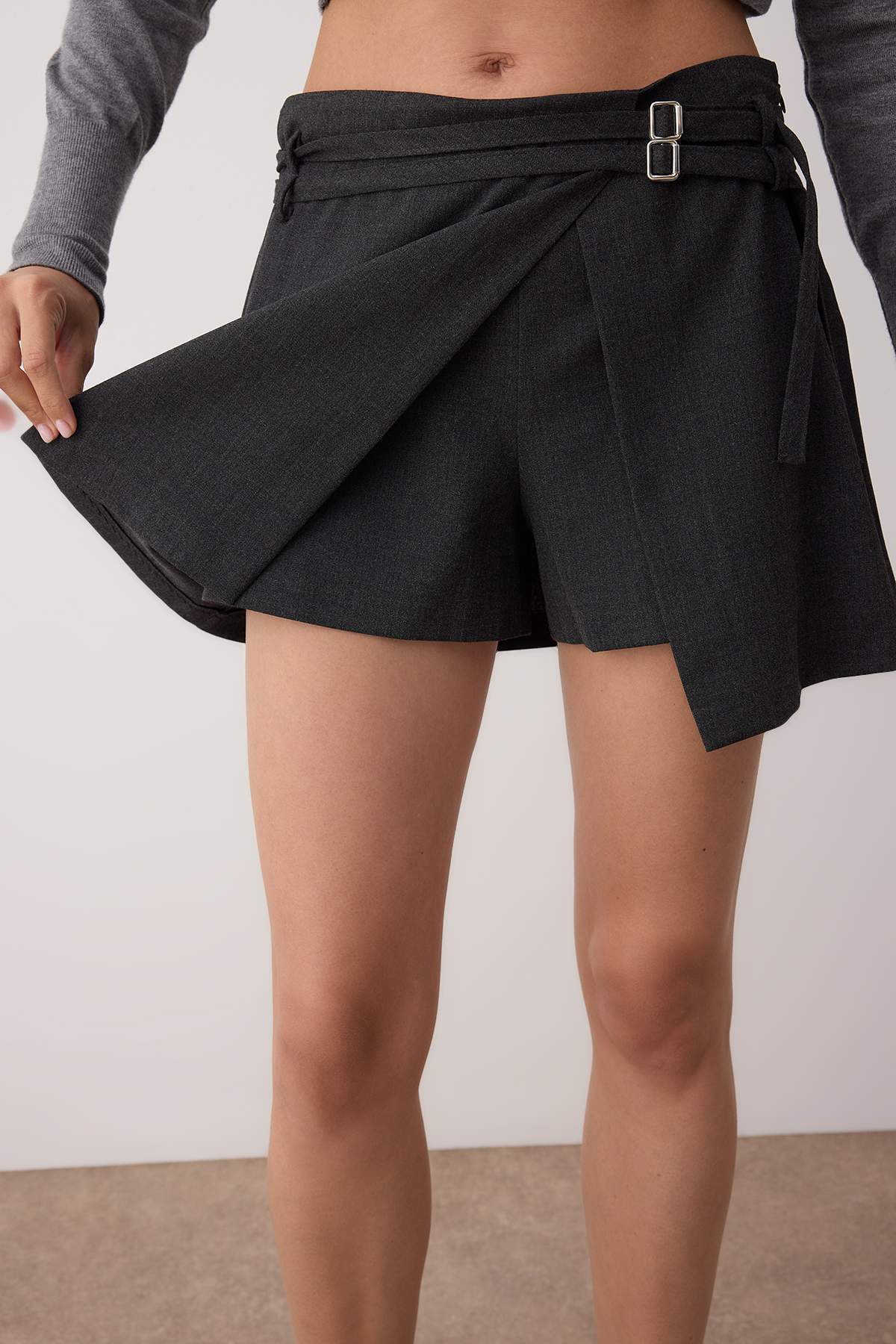 Trendyolmilla  Antrasit Mini Düşük Bel Kemer Detaylı Şort Etek Şort & Bermuda TWOAW26SR00011 - Görsel 4