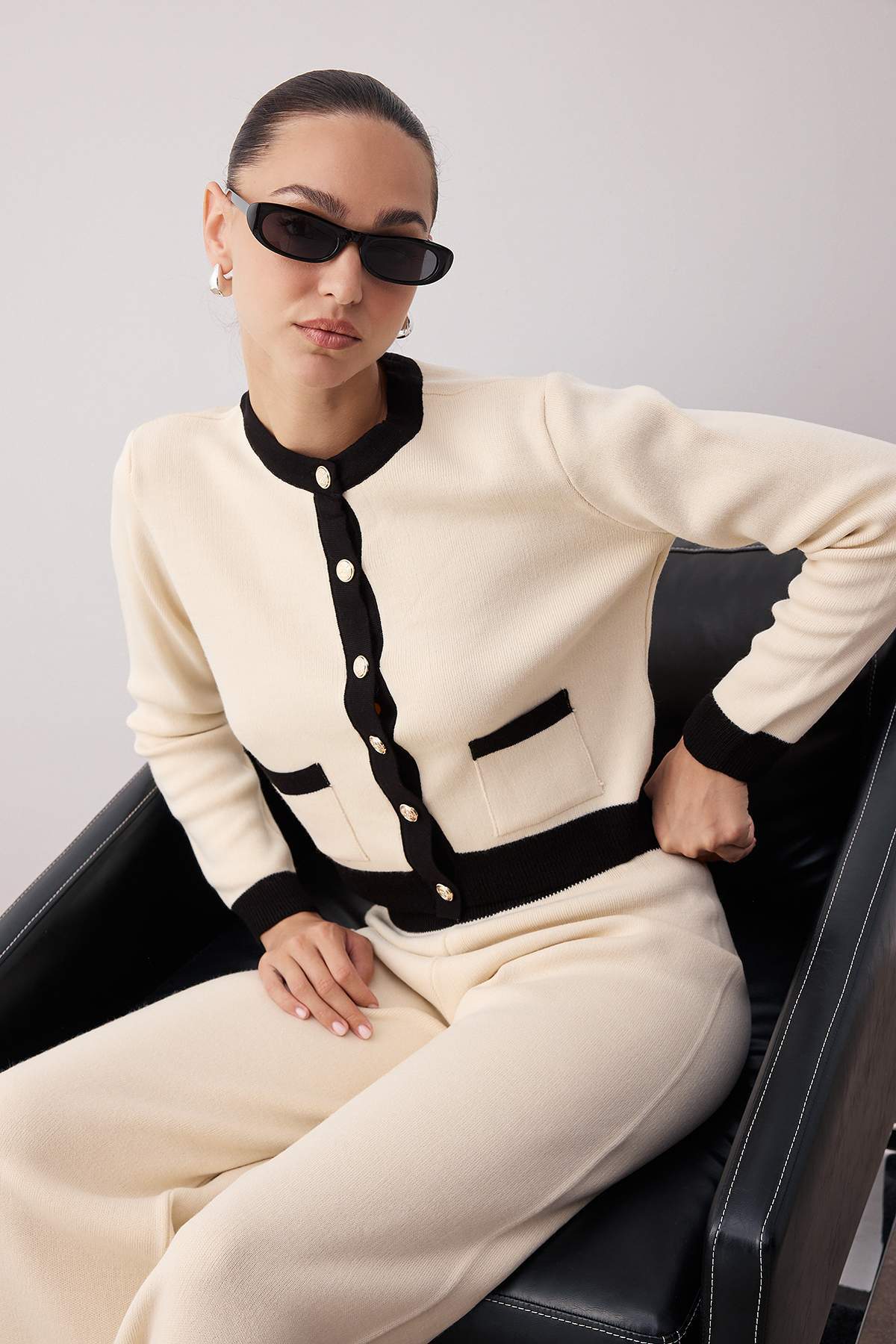 Trendyolmilla  Ekru Renk Bloklu Bisiklet Yaka Hırka-Pantalon Triko Alt - Üst Takım TWOAW26AU00031 - Görsel 2