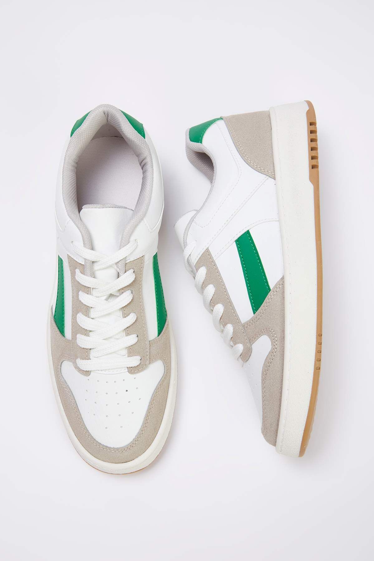 TRENDYOL SHOES-Weißer, detaillierter Retro-Herren-Sneaker in Blockfarbe 
 TAKAW26SN00021 aus Englisch ins Deutsche. 1