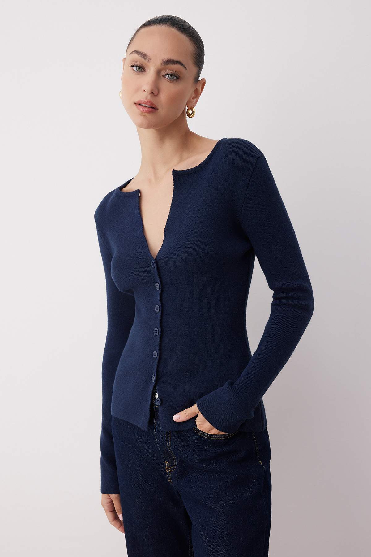 Trendyolmilla  Lacivert Premium İplik/Özel İplik Fitted/Vücuda Oturan Yünlü Triko Hırka TWOAW26HI00046