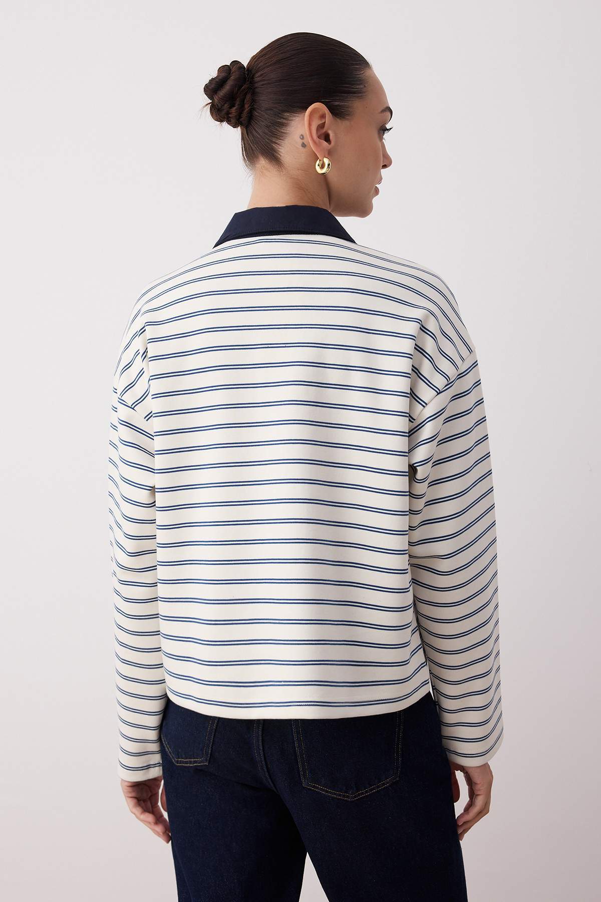 Trendyolmilla  Ekru Çizgili Dokuma Yaka Detaylı Patlı Oversize Esnek Örme T-shirt/Sweatshirt TWOAW26TS00004 - Görsel 8