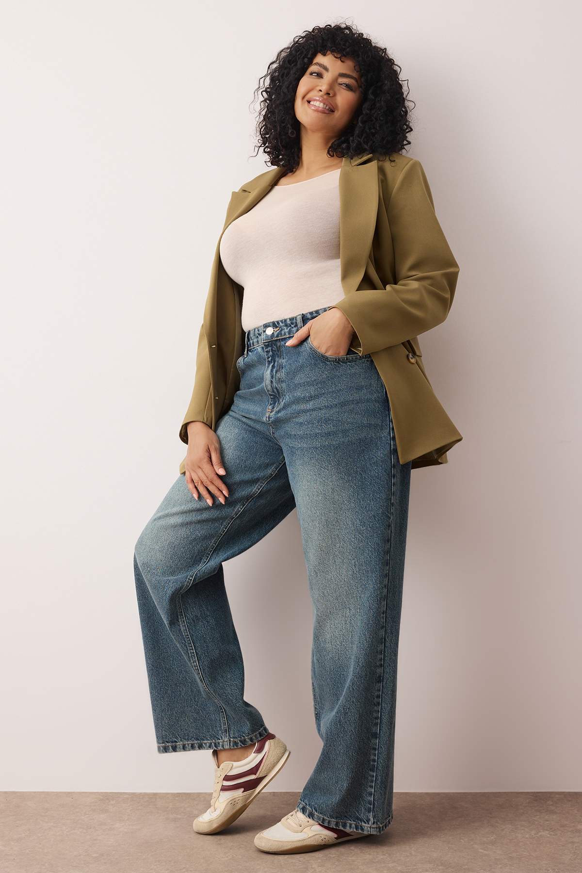 Trendyol Curve Blaue Vintage-Jeans mit hohem Bund und weitem Bein in Übergröß...