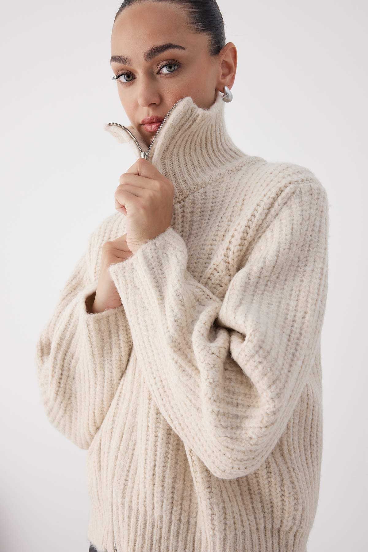 Trendyol Collection Šatní skříň Essentials Stone Zip Měkký texturovaný široký úplet Cardigan | TWOAW26HI00049