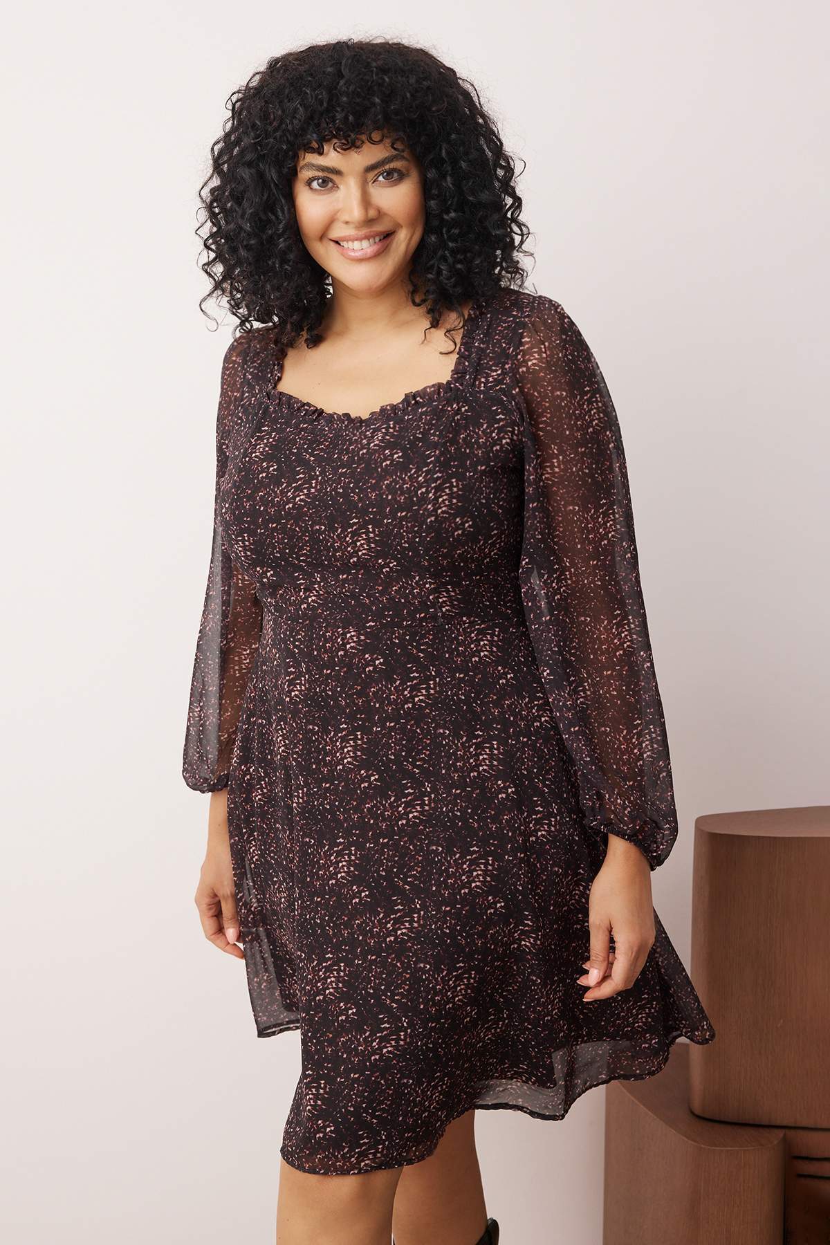 Trendyol Curve Mehrfarbiges Chiffon-Minikleid mit Webmuster in Übergröße TBBAW26AH00004