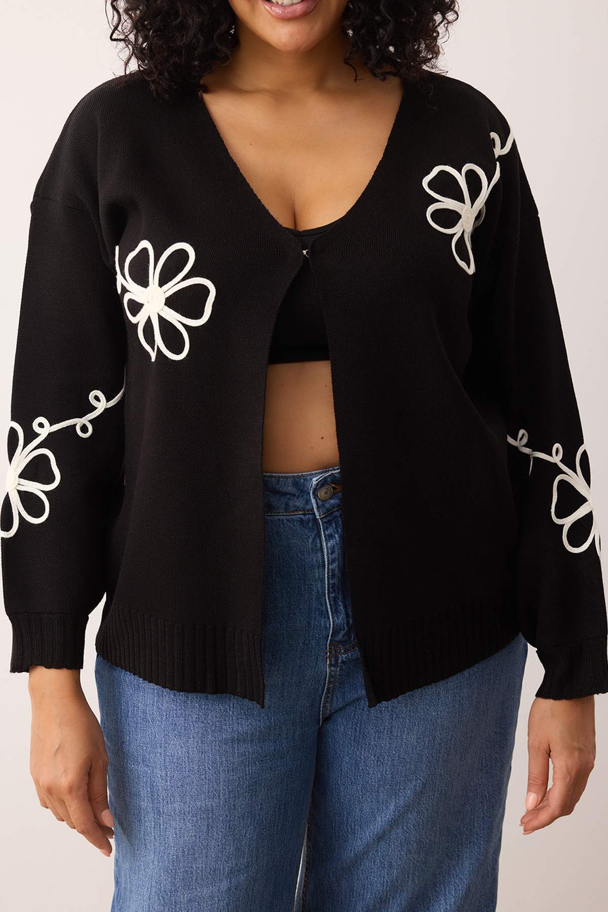 Trendyol Curve Schwarze Strickjacke mit V-Ausschnitt und Stickerei-Taille TBBAW26AV00018