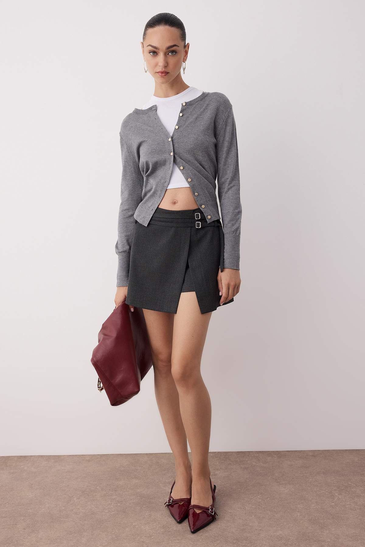 Trendyolmilla  Antrasit Mini Düşük Bel Kemer Detaylı Şort Etek Şort & Bermuda TWOAW26SR00011 - Görsel 2