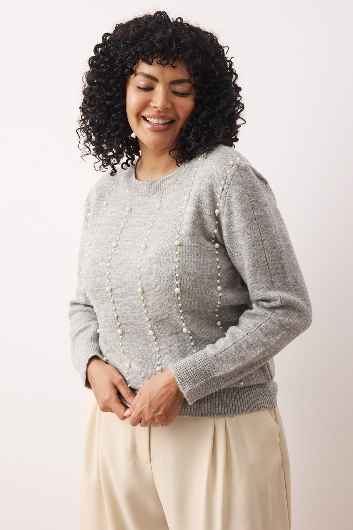 Trendyol Curve Grau Melange Perle Detaillierte Strickpullover TBBAW26AN00003