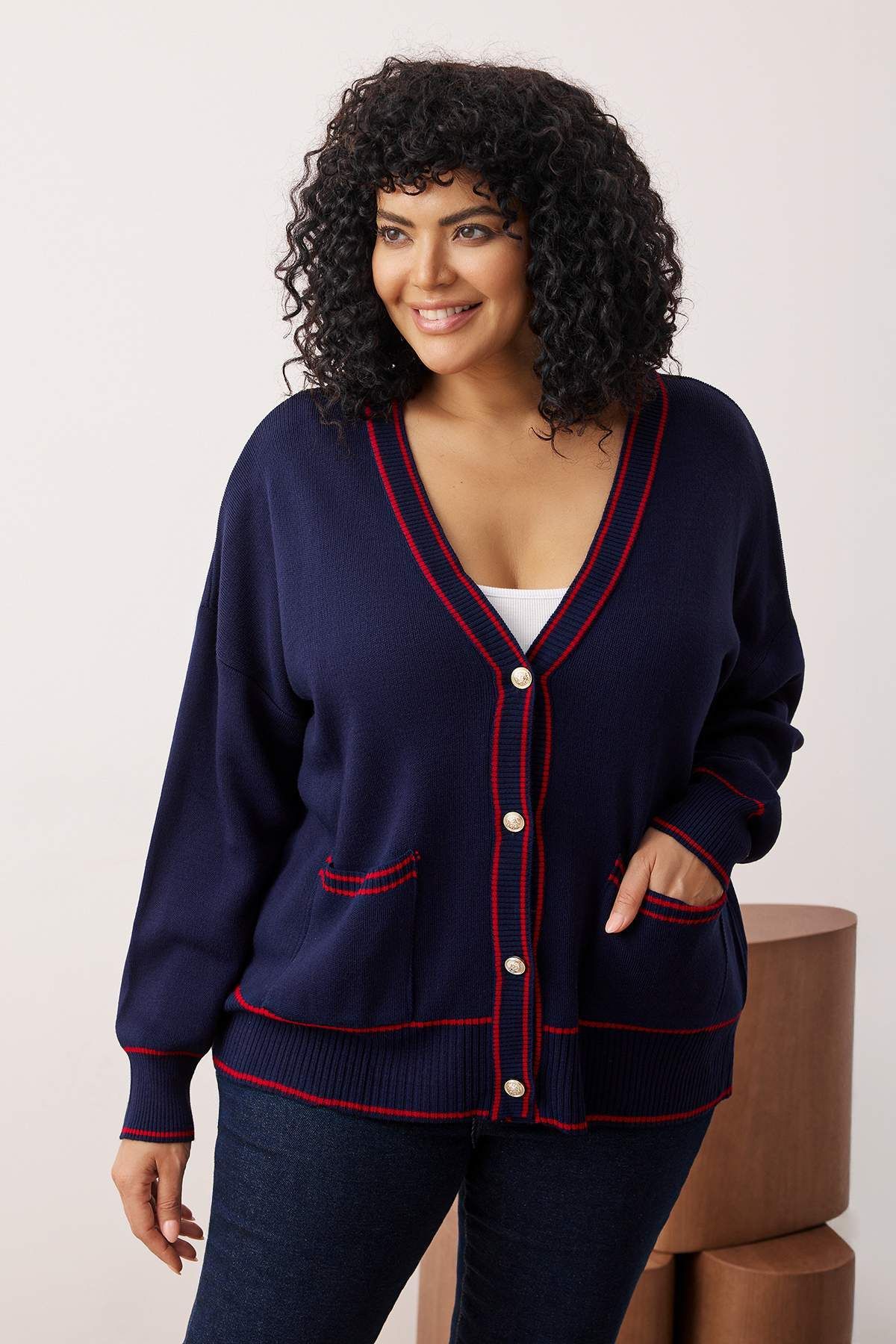 Trendyol Curve-Dzianinowy kardigan w granatowo-czerwone paski TBBAW24AV00012 1
