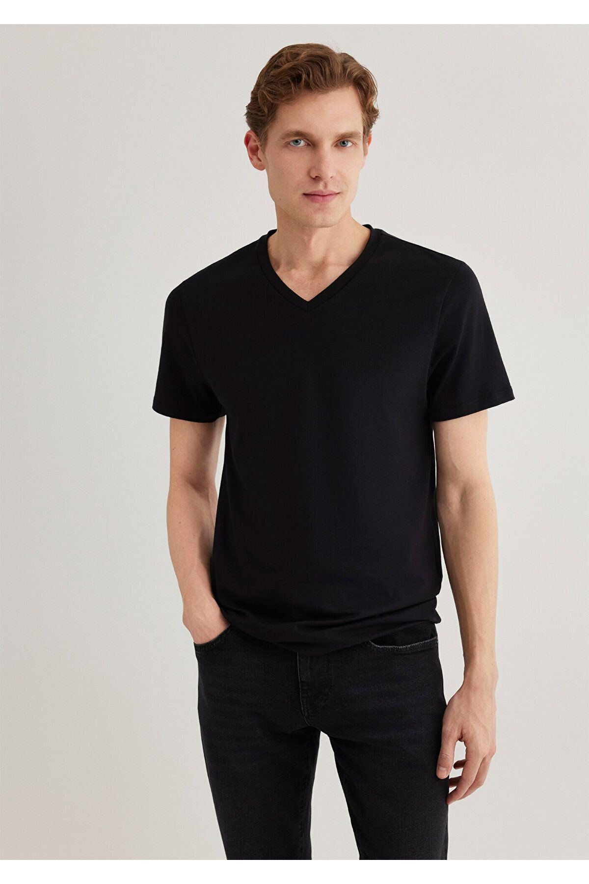 Mavi-Schwarzes Basic-T-Shirt mit Stretch-V-Ausschnitt und tailliertem Schnitt 061748 -900 3