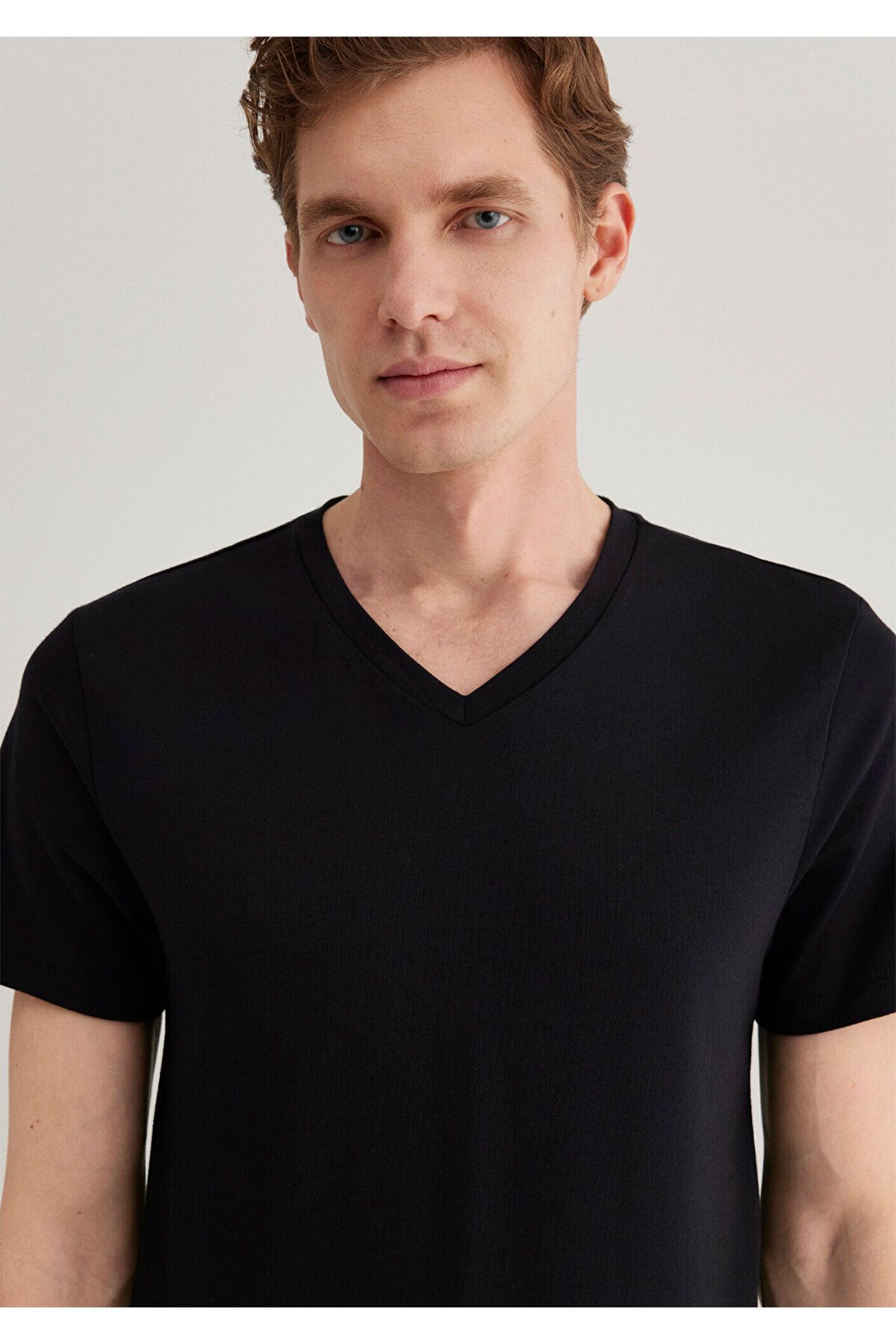 Mavi-Schwarzes Basic-T-Shirt mit Stretch-V-Ausschnitt und tailliertem Schnitt 061748 -900 6