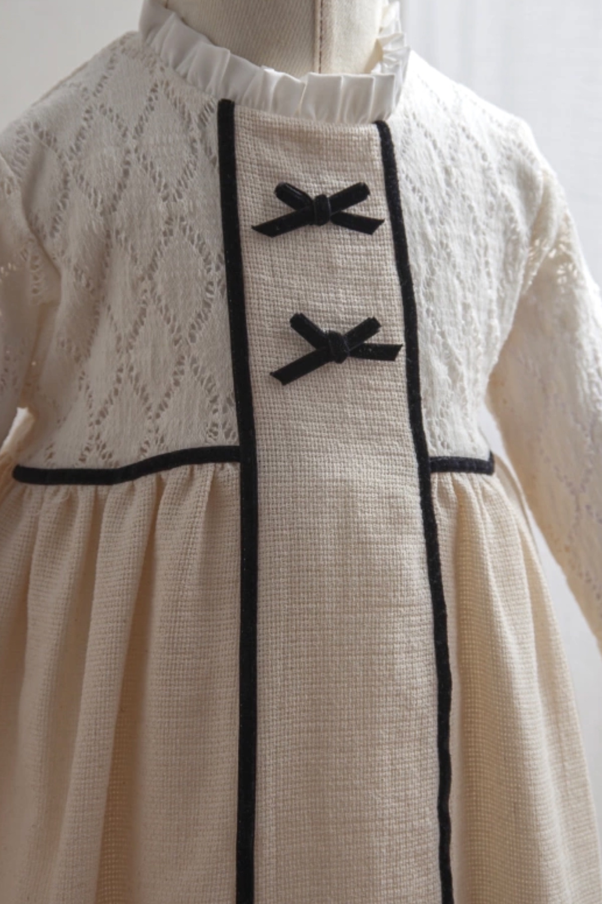 MixMax Bebe Kız Bebek Bayramlık Ekru Dantel Desenli Siyah Şerit ve Fiyonk Detaylı Şık Elbise %100 Pamuklu fotoğrafı 3 (önizleme)