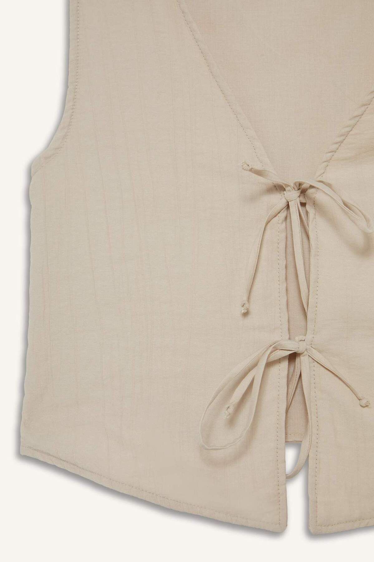 DeFacto-Ärmellose Bluse aus Crinkle-Stoff mit regulärer Passform und V-Ausschnitt zum Binden F0617AX25SM 2