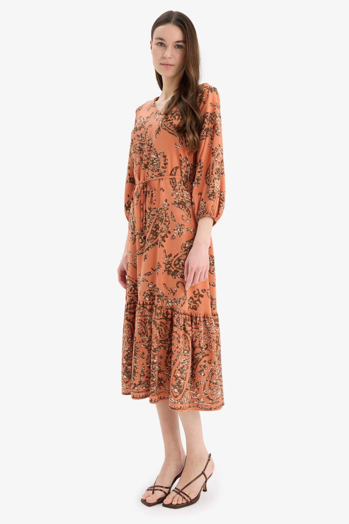 DeFacto-Midi-Kleid mit regulärer Passform, V-Ausschnitt, Blumenmuster und halben Ärmeln F0985AX25SM 4