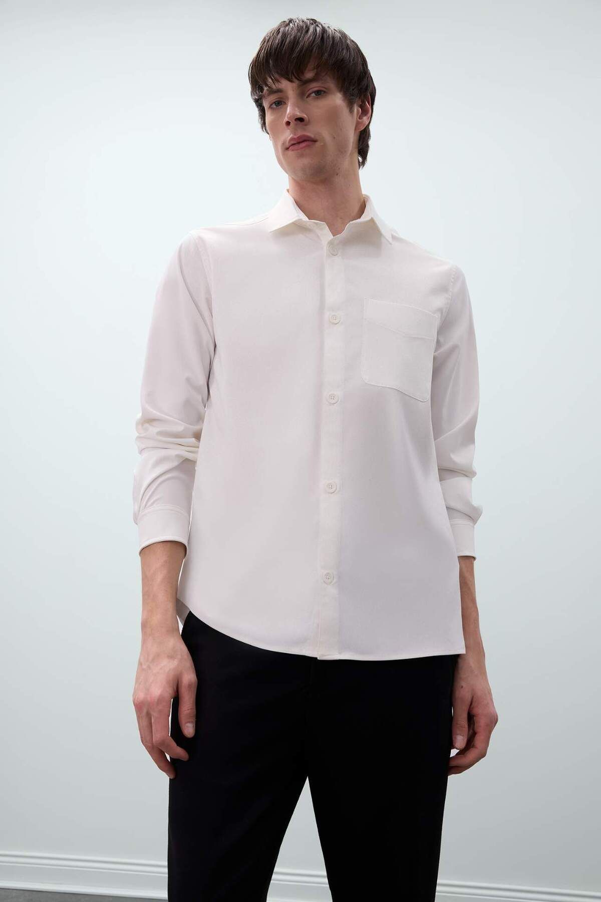 DeFacto-Regular Fit Polo Kragen Basic Plain Seersucker Langarm Weißes Hemd D8713AX25SP 1