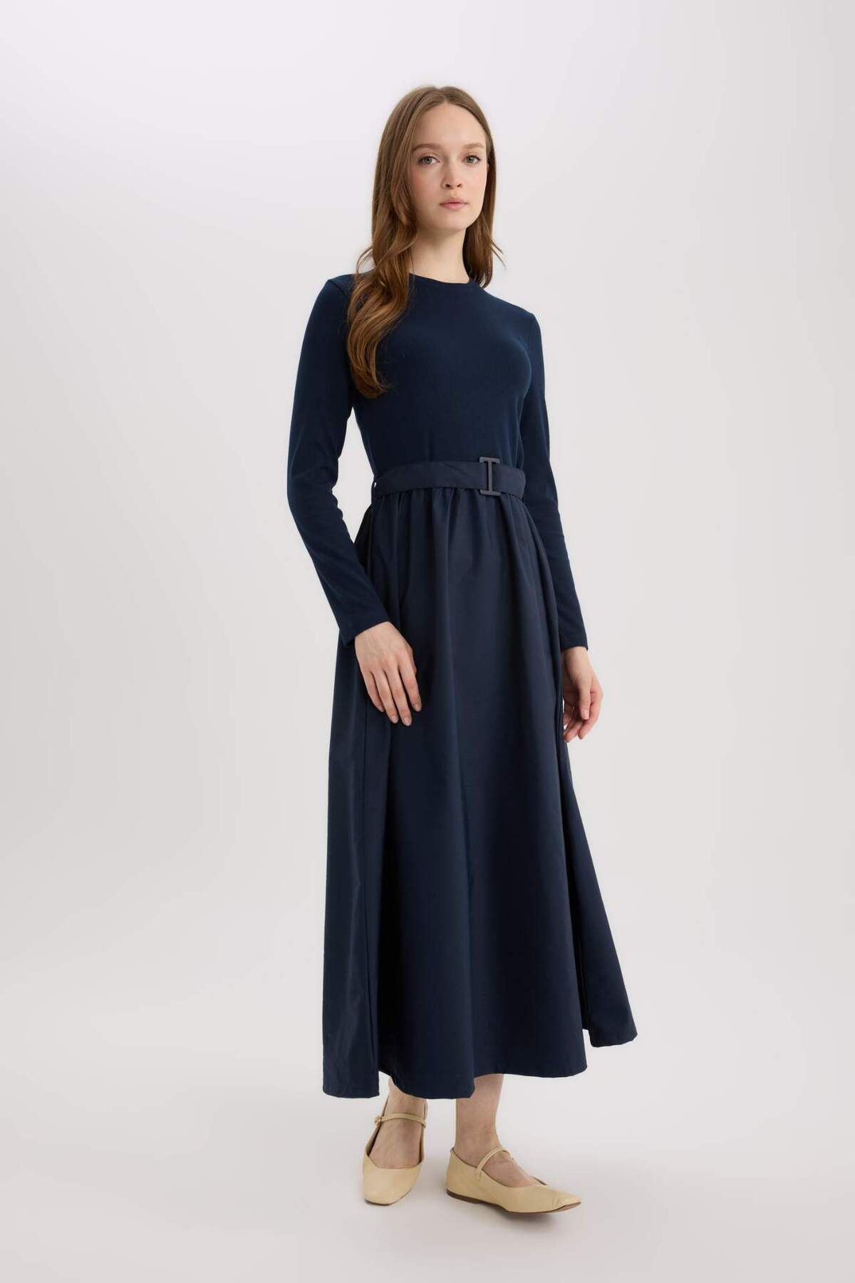 DeFacto-Regular Fit Crew nyakú ejtőernyős hosszú ujjú maxi hidzsáb ruha E5916AX25SP 3