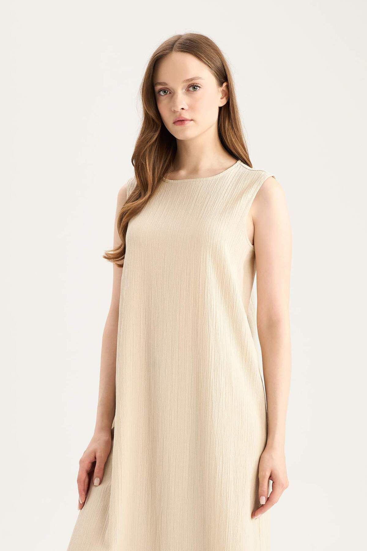 DeFacto-Regular Fit Rundhalsausschnitt Basic Plain Seersucker Strukturiertes ärmelloses Midikleid E1822AX25SP 2