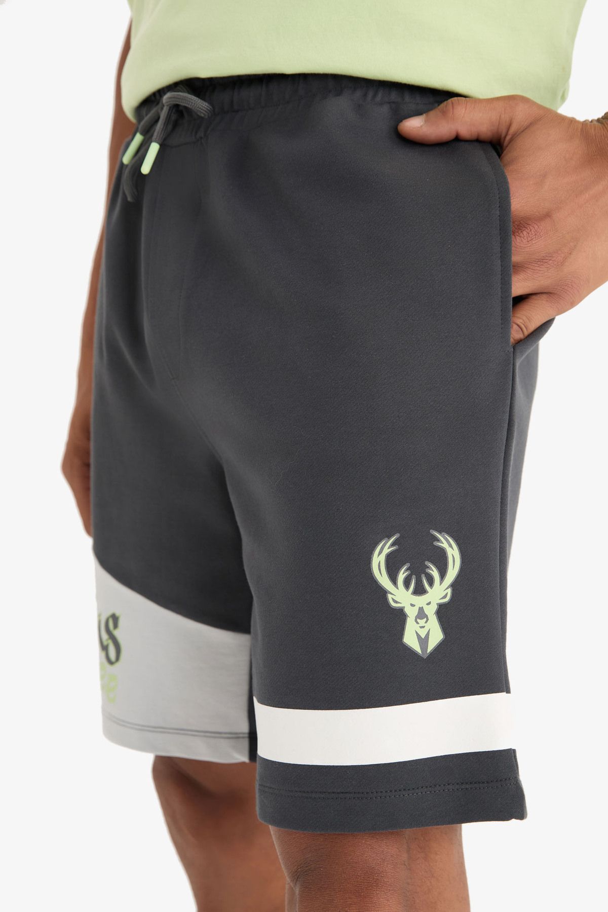 DeFacto-NBA Milwaukee Bucks Standard Fit κοντό σορτς ποδιών E0212AX25SP 5