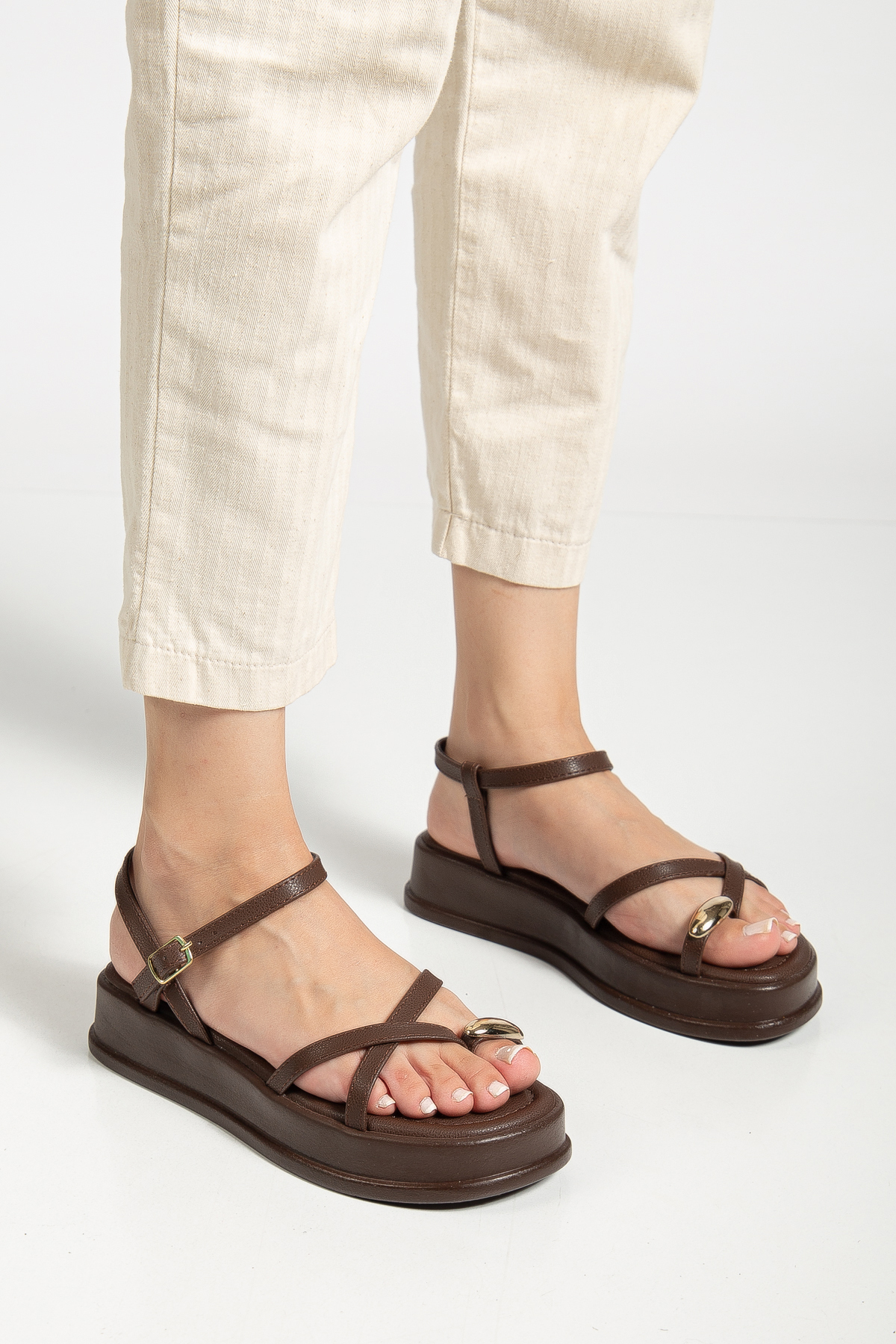 RİSSOLİ  Kadın Acı Kahve Gold Yüzük Detaylı Günlük Ortopedik Sandalet - Görsel 2