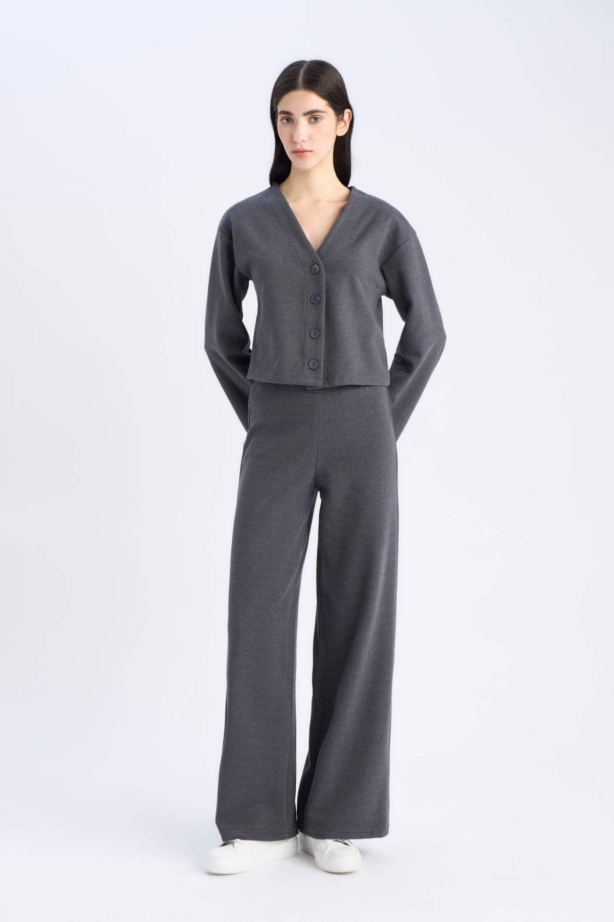 DeFacto-2er-Set Strickjacke mit V-Ausschnitt und Knöpfen, Hose mit weitem Bein und dehnbarer Taille E9859AX24WN 1