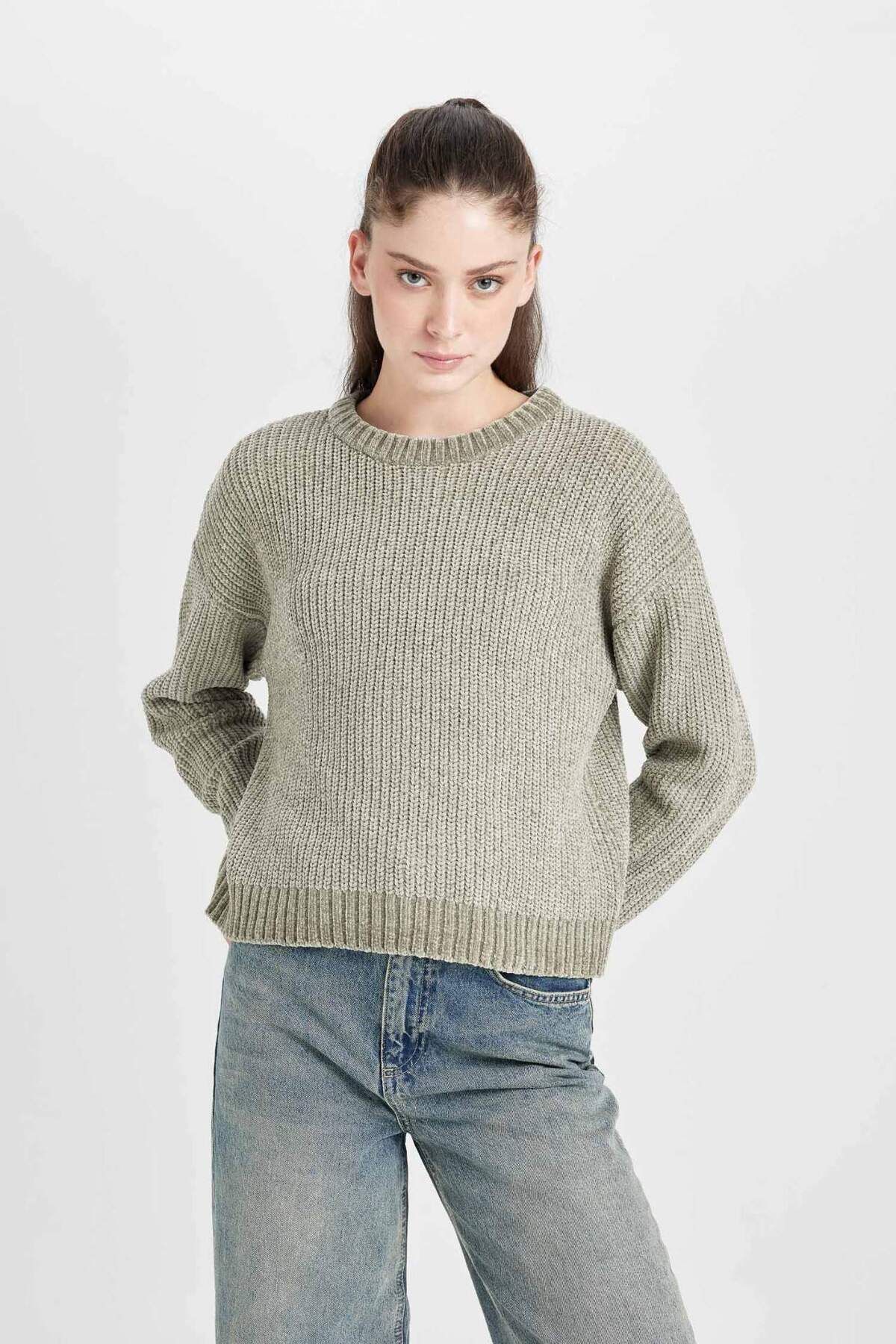DeFacto-Strickpullover mit normaler Passform und Rundhalsausschnitt C6227AX24CW 4