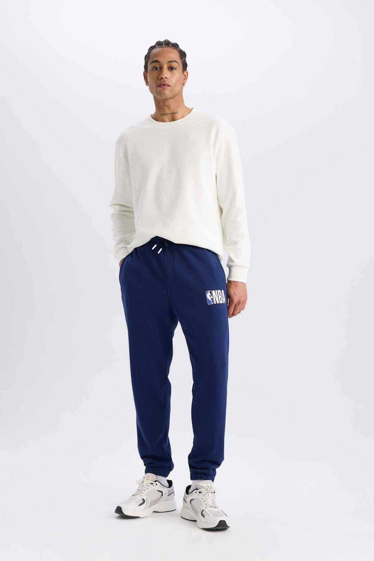 DeFacto-Defactofit Nba Wordmark Jogger Sweatpants Standard Fit with Pockets Lace-Up Waist A7268Ax24Au 4