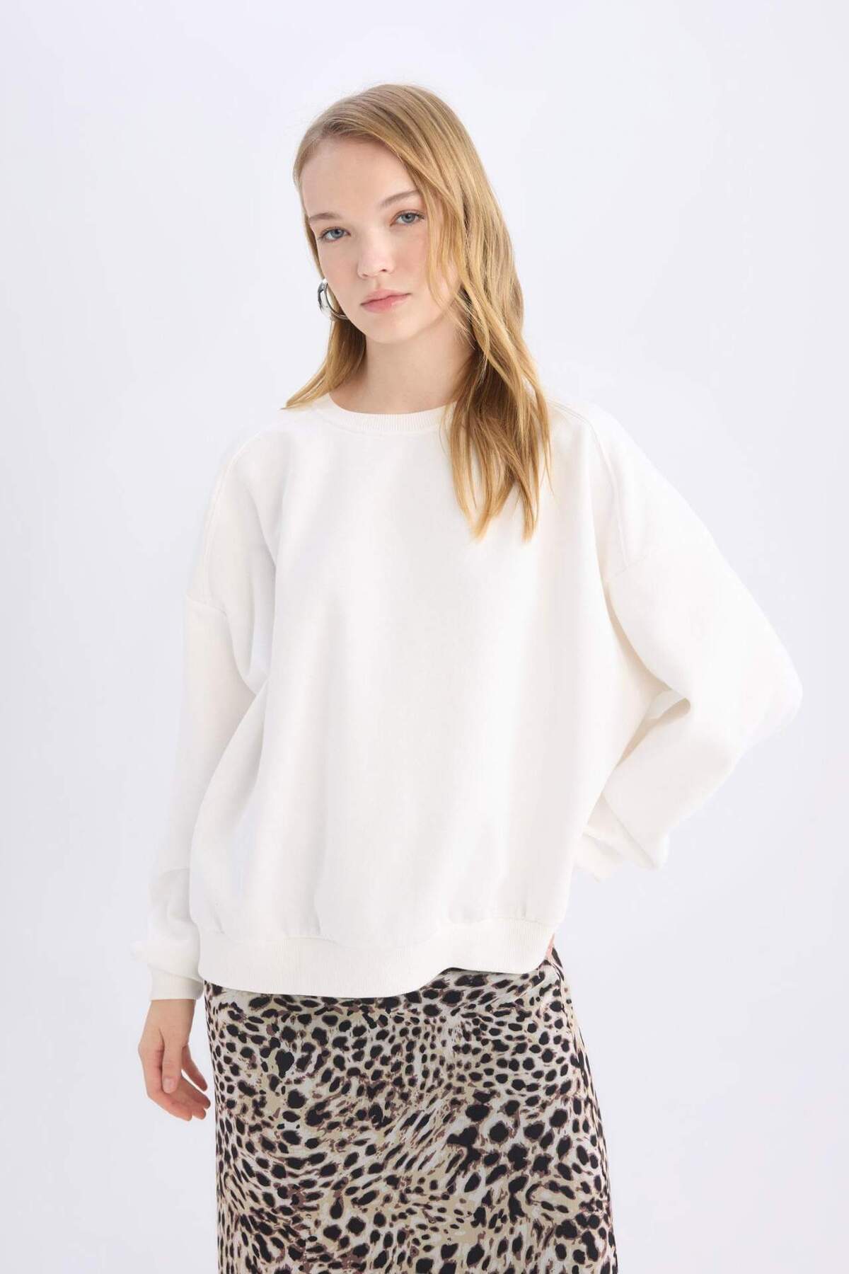 DeFacto-Oversize mikina Crew Neck – široký střih, silná tkanina D9022AXNS 8