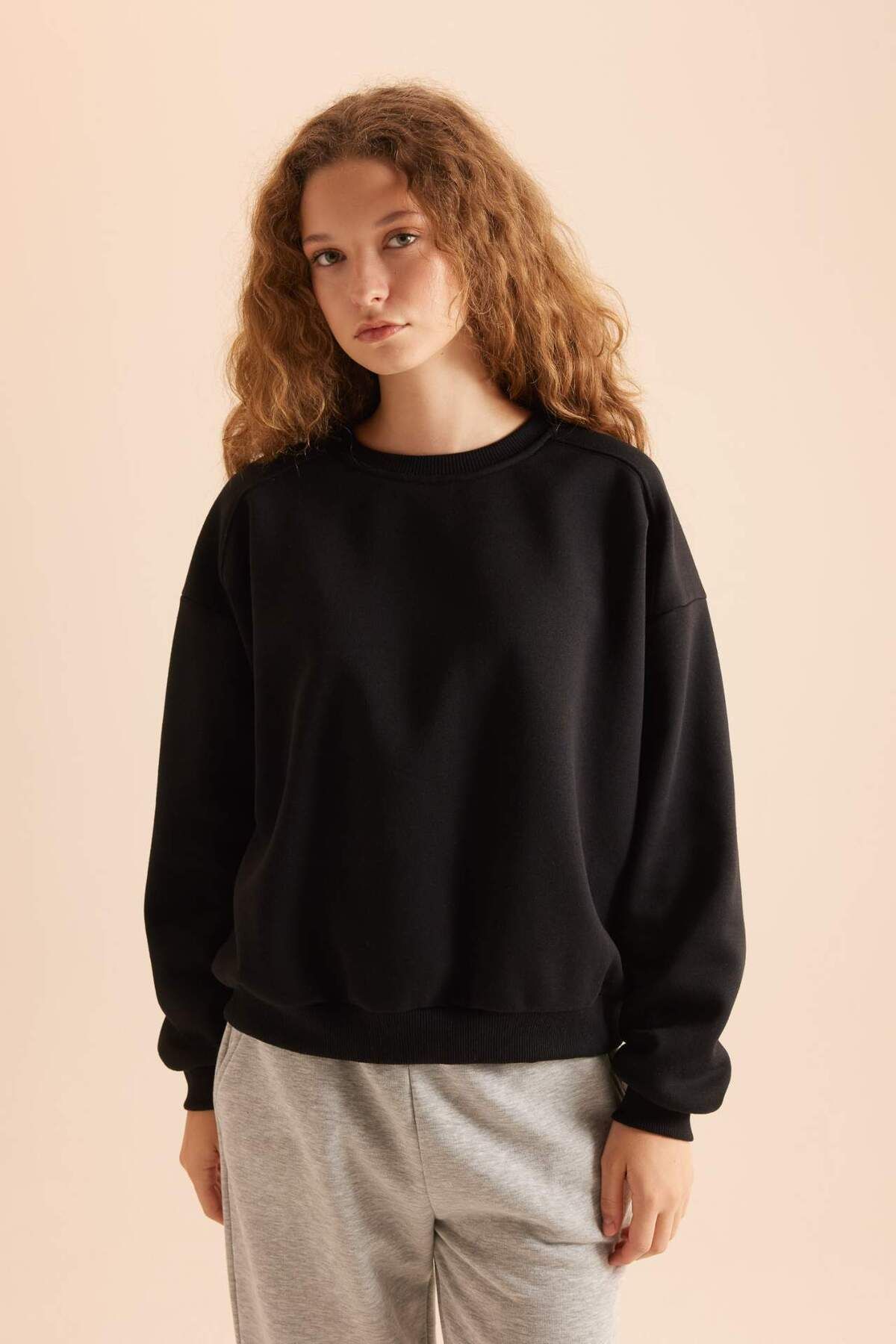 DeFacto-Schwarzes Oversize-Sweatshirt mit Rundhalsausschnitt – dicker Stoff D9022axns 3